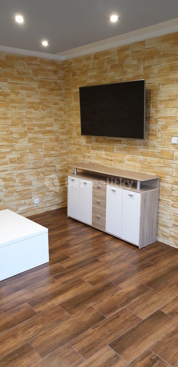 Prenájom bytu 1-izbový 37 m², Bratří Čapků, Ústí nad Labem, Ústecký kraj Prenájom bytu 1-izbový 37 m², Bratří Čapků, Ústí nad Labem, Ústecký kraj