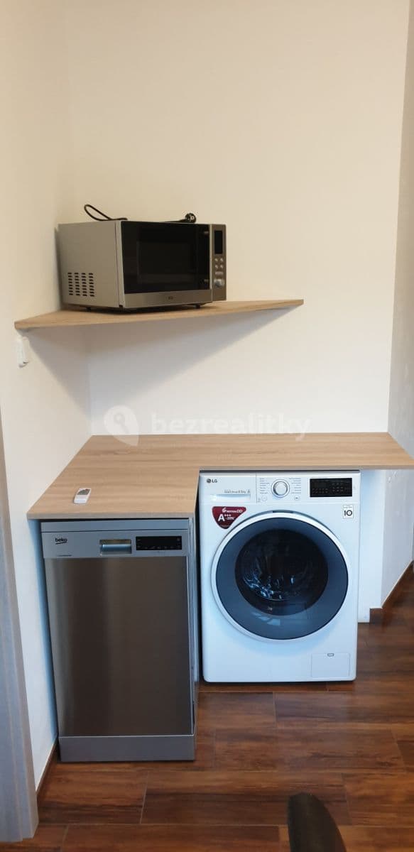 Prenájom bytu 1-izbový 37 m², Bratří Čapků, Ústí nad Labem, Ústecký kraj Prenájom bytu 1-izbový 37 m², Bratří Čapků, Ústí nad Labem, Ústecký kraj
