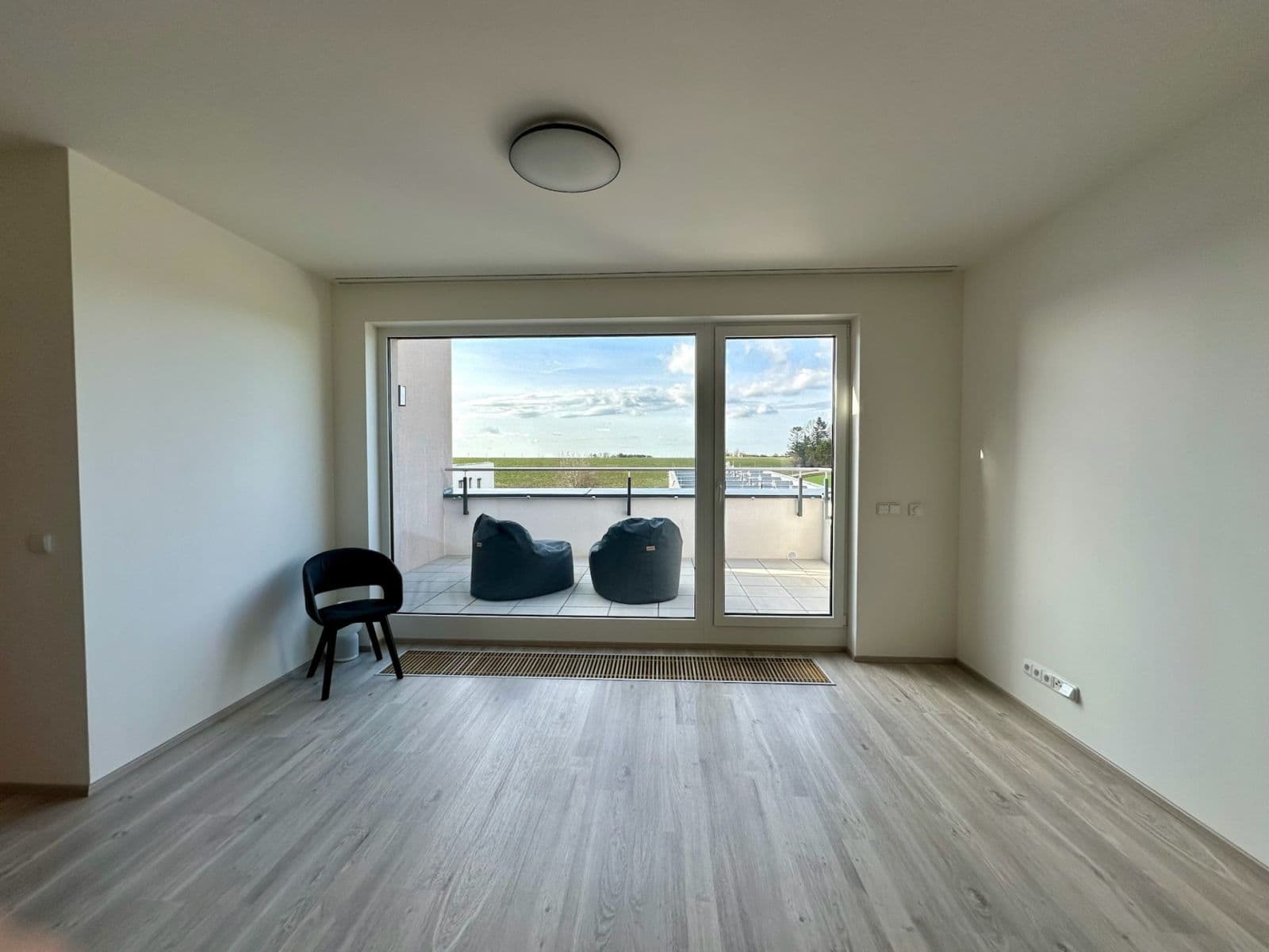 Prenájom bytu 3-izbový 90 m², Oldřichovská, Praha, Praha Prenájom bytu 3-izbový 90 m², Oldřichovská, Praha, Praha