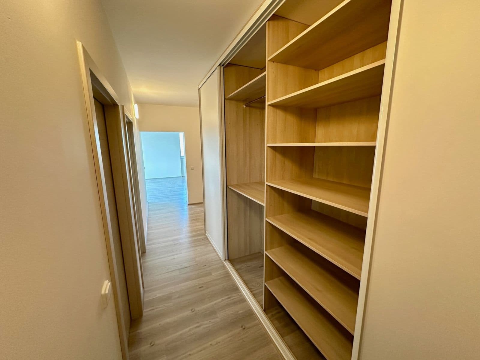 Prenájom bytu 3-izbový 90 m², Oldřichovská, Praha, Praha Prenájom bytu 3-izbový 90 m², Oldřichovská, Praha, Praha