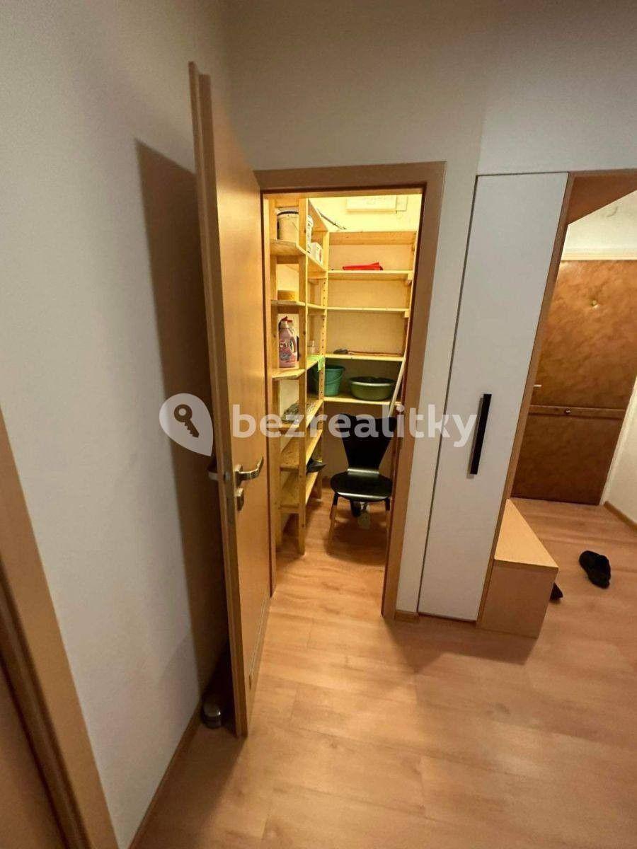 Prenájom bytu 3-izbový 72 m², Skuteckého, Praha, Praha