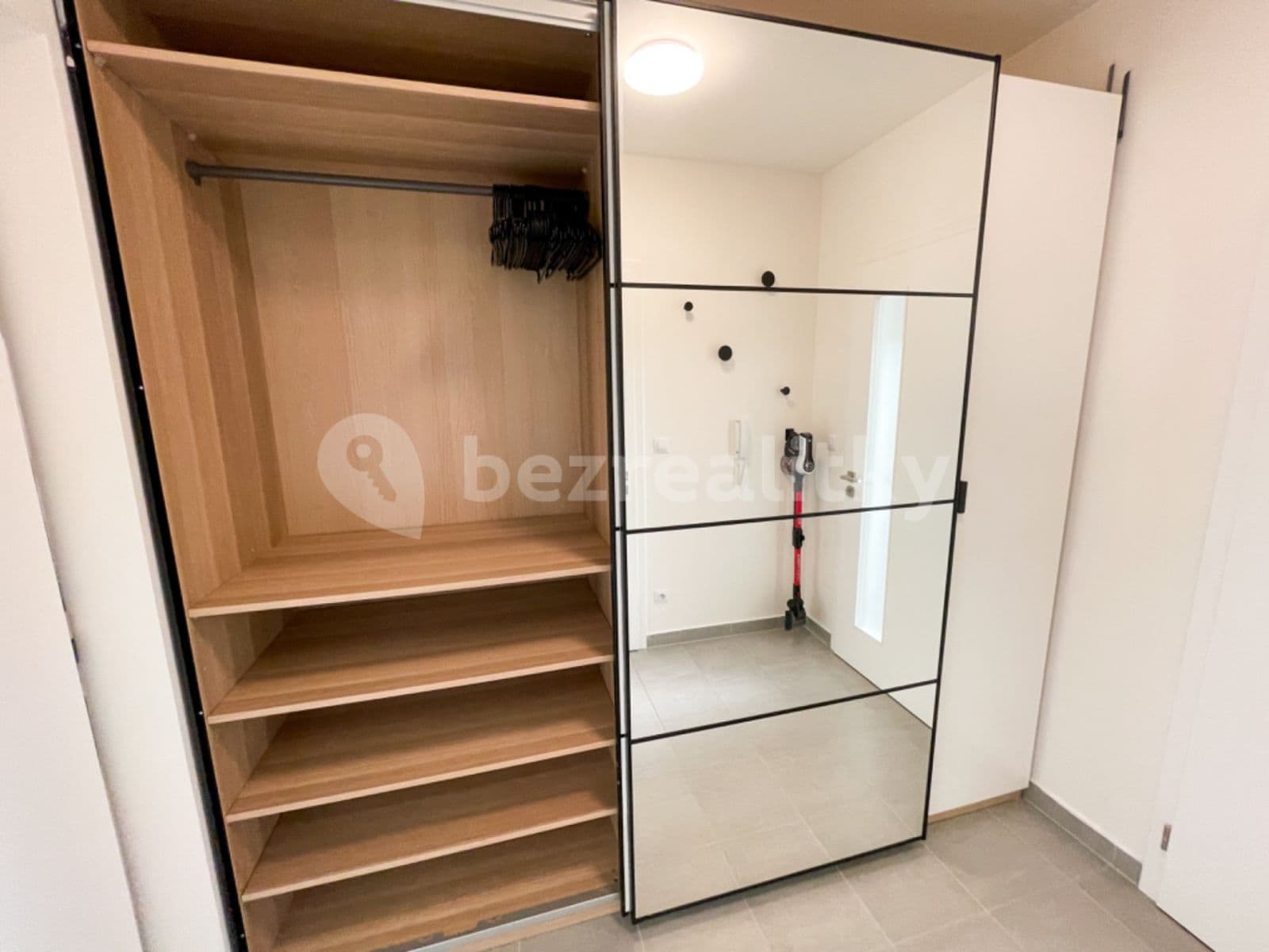 Prenájom bytu 1-izbový 40 m², Olgy Havlové, Praha, Praha Prenájom bytu 1-izbový 40 m², Olgy Havlové, Praha, Praha