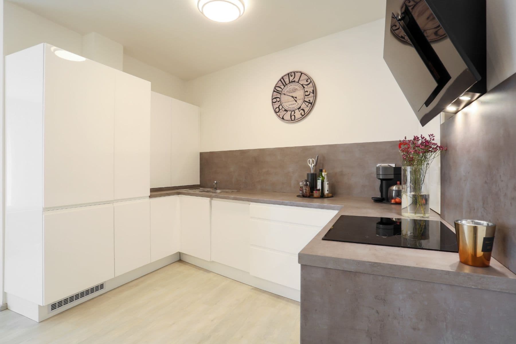 Prenájom bytu 3-izbový 88 m², Hlavní, Průhonice, Středočeský kraj Prenájom bytu 3-izbový 88 m², Hlavní, Průhonice, Středočeský kraj