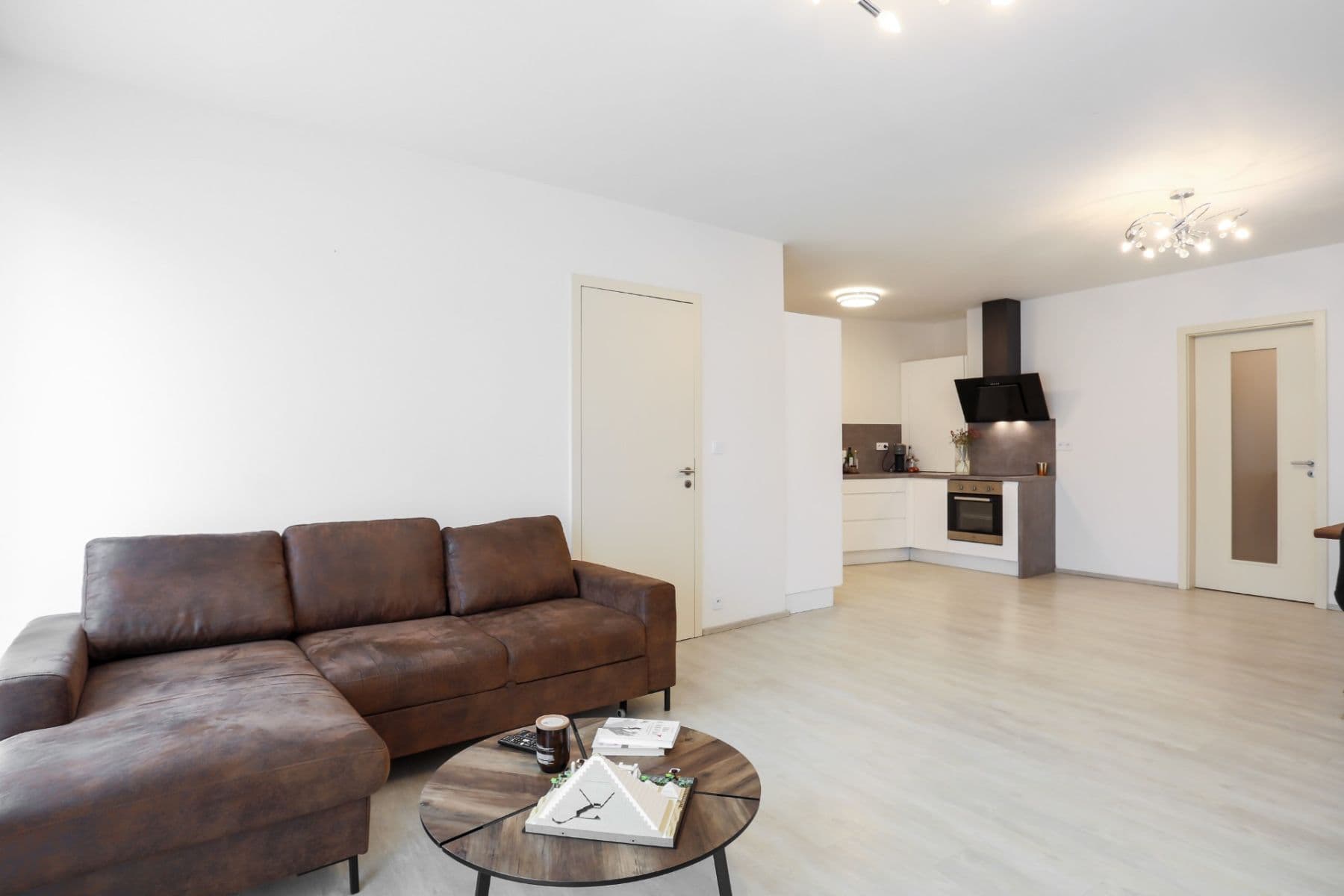 Prenájom bytu 3-izbový 88 m², Hlavní, Průhonice, Středočeský kraj Prenájom bytu 3-izbový 88 m², Hlavní, Průhonice, Středočeský kraj