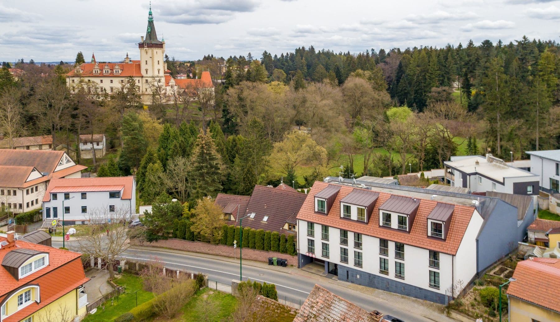Prenájom bytu 3-izbový 88 m², Hlavní, Průhonice, Středočeský kraj Prenájom bytu 3-izbový 88 m², Hlavní, Průhonice, Středočeský kraj