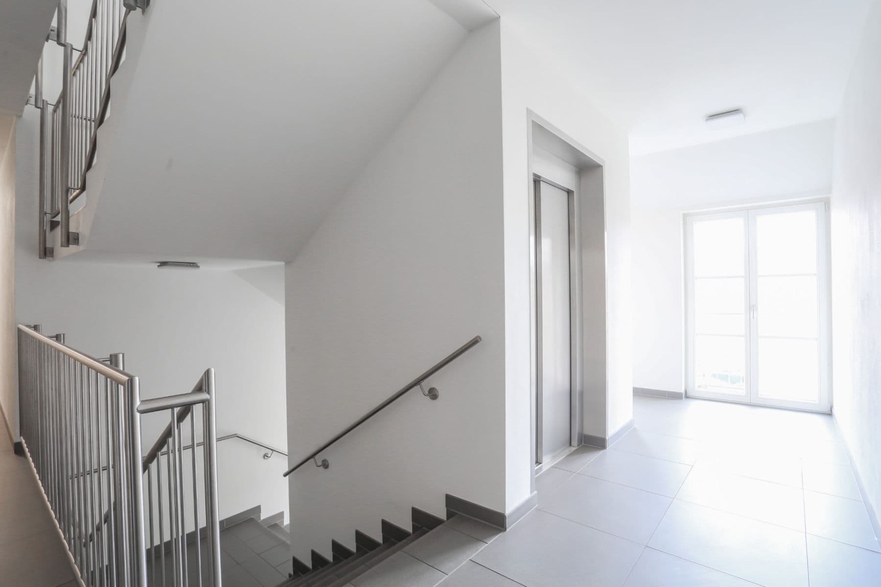 Prenájom bytu 3-izbový 88 m², Hlavní, Průhonice, Středočeský kraj Prenájom bytu 3-izbový 88 m², Hlavní, Průhonice, Středočeský kraj