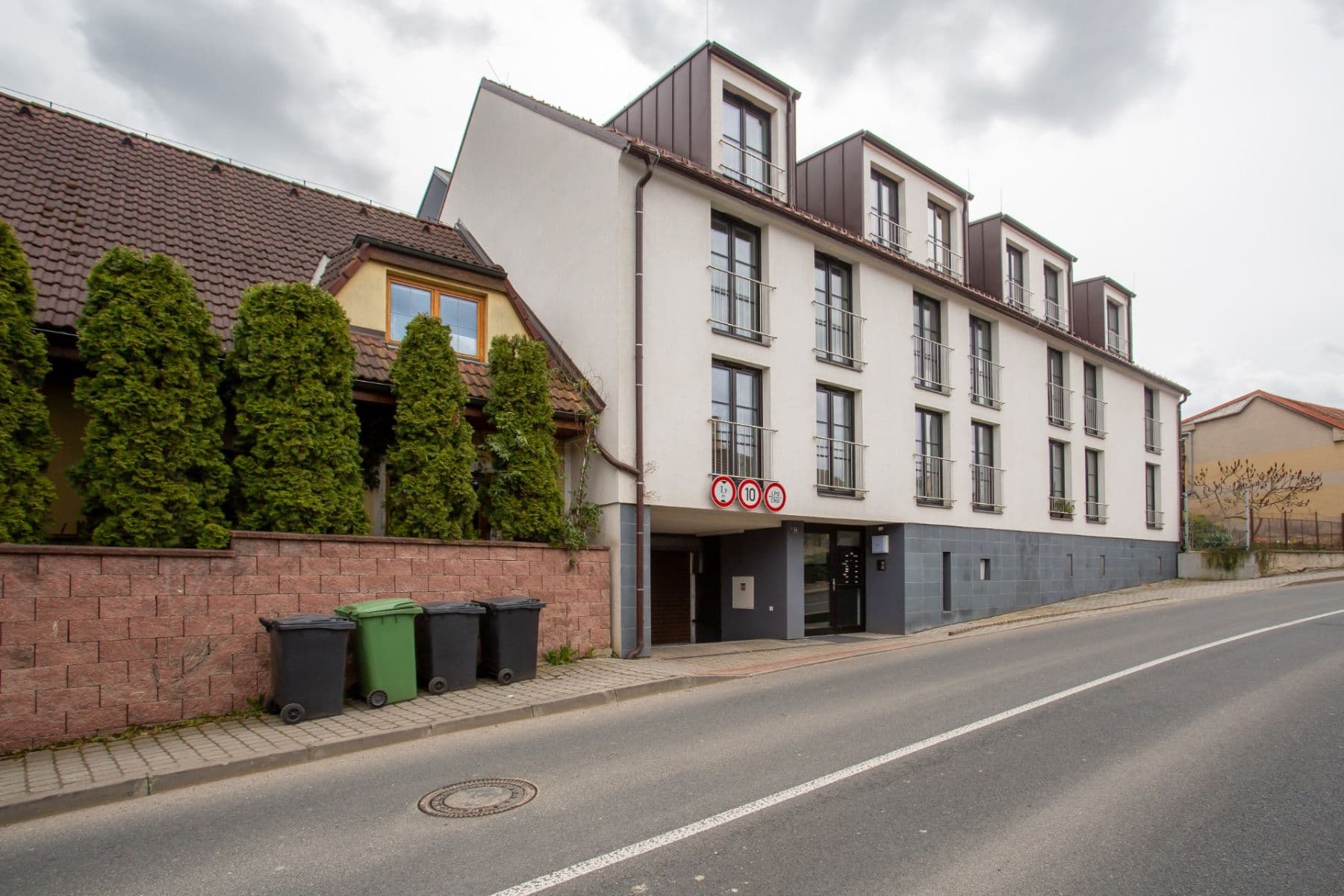 Prenájom bytu 3-izbový 88 m², Hlavní, Průhonice, Středočeský kraj Prenájom bytu 3-izbový 88 m², Hlavní, Průhonice, Středočeský kraj
