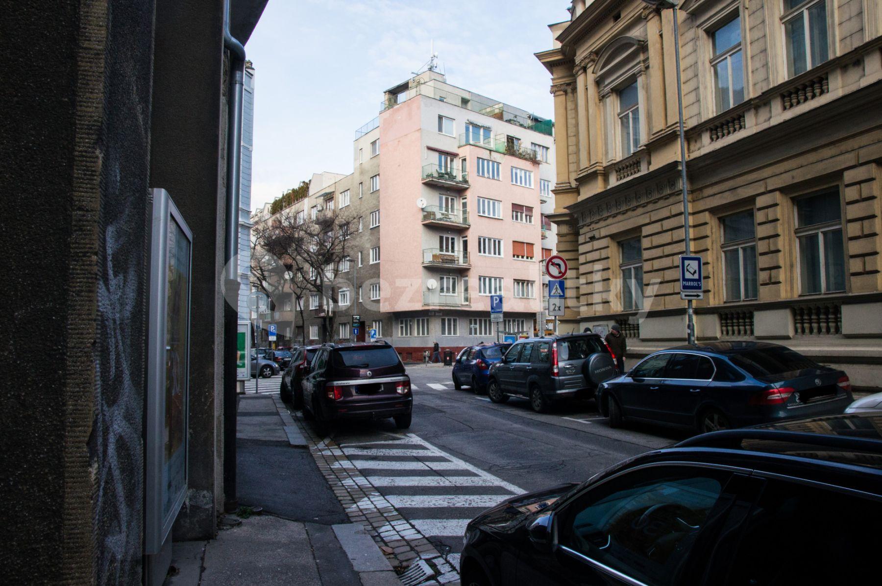 Prenájom bytu 3-izbový 55 m², Kúpeľná, Bratislava - mestská časť Staré Mesto, Bratislavský kraj