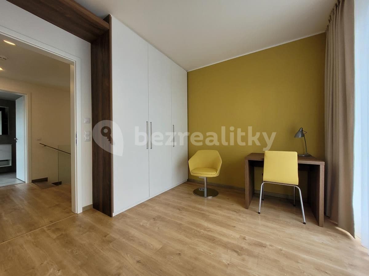 Prenájom bytu 3-izbový 119 m², Mukařovského, Praha, Praha