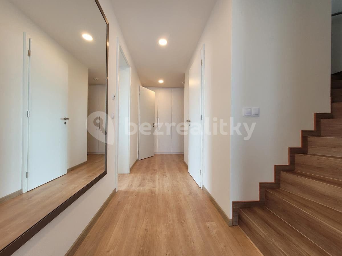 Prenájom bytu 3-izbový 119 m², Mukařovského, Praha, Praha