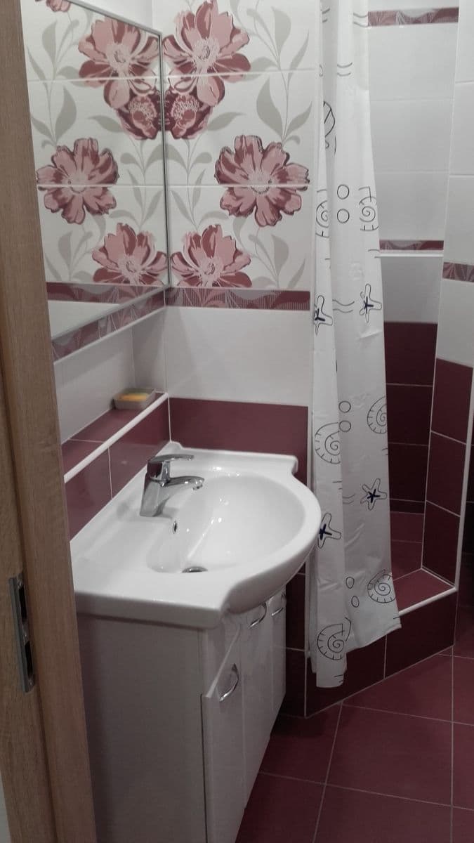 Prenájom bytu 4-izbový 95 m², Matúškova, Praha, Praha Prenájom bytu 4-izbový 95 m², Matúškova, Praha, Praha