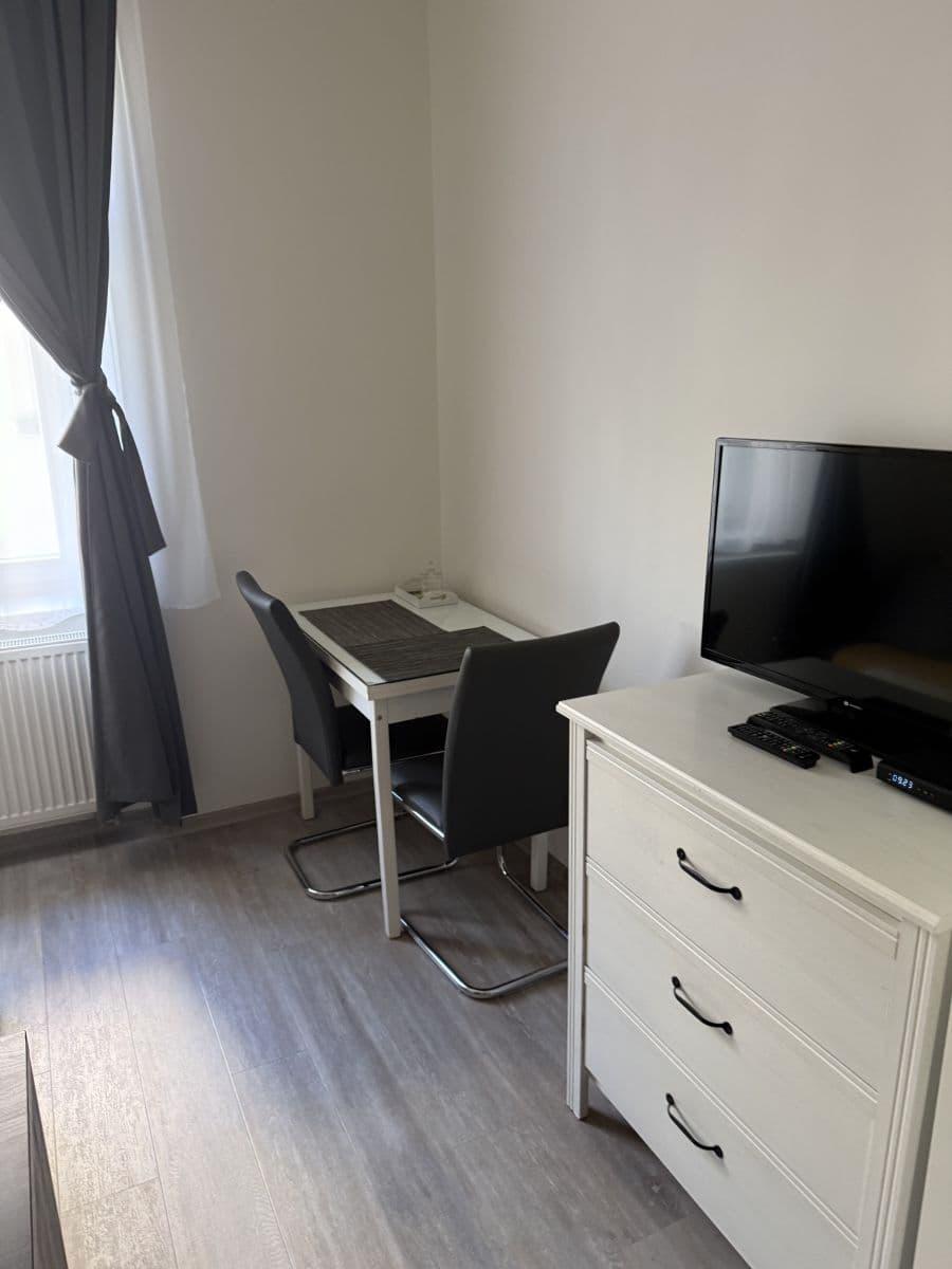 Prenájom bytu 42 m², Slovinská, Praha, Praha Prenájom bytu 42 m², Slovinská, Praha, Praha