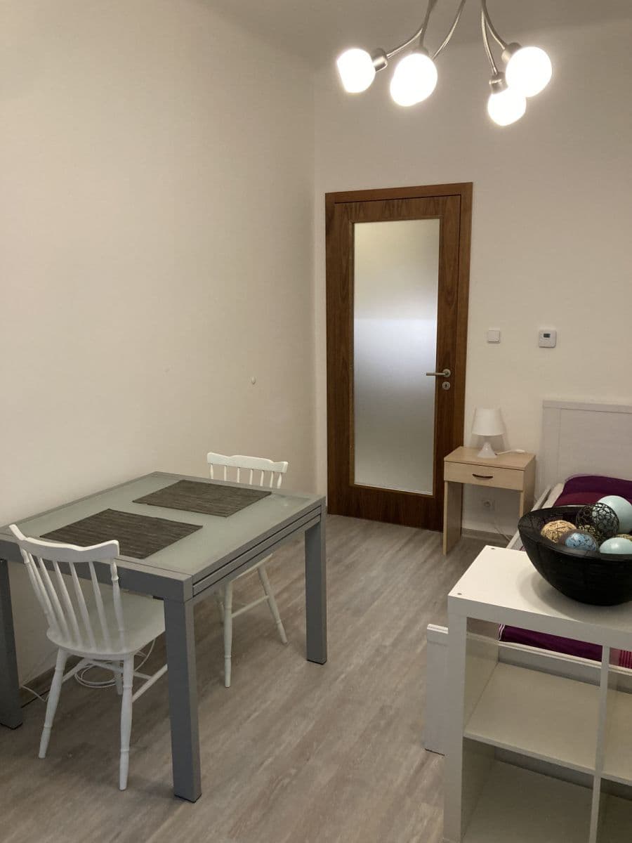 Prenájom bytu 42 m², Slovinská, Praha, Praha Prenájom bytu 42 m², Slovinská, Praha, Praha