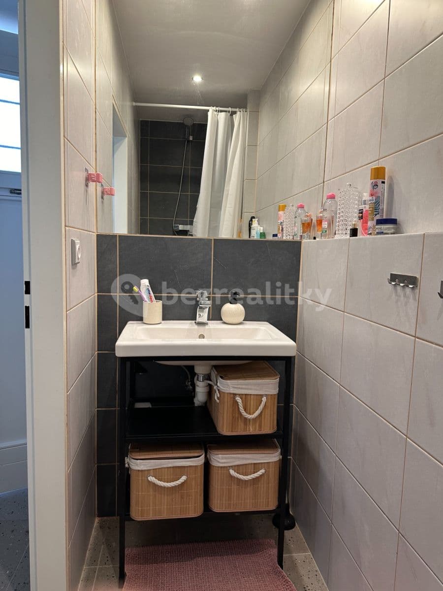 Prenájom bytu 1-izbový 40 m², Mirovická, Praha, Praha Prenájom bytu 1-izbový 40 m², Mirovická, Praha, Praha