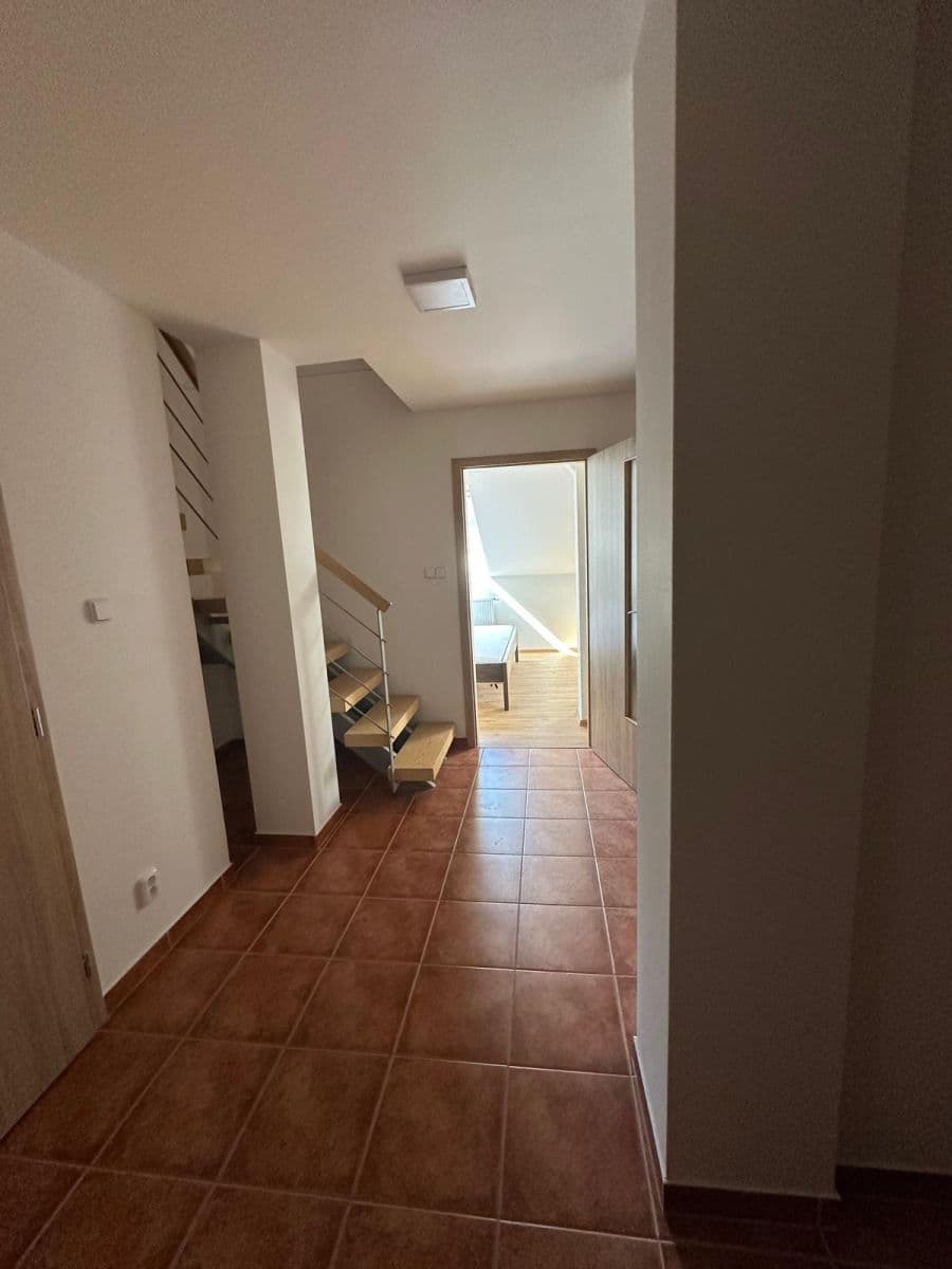 Prenájom bytu 79 m², Grafická, Praha, Praha Prenájom bytu 79 m², Grafická, Praha, Praha