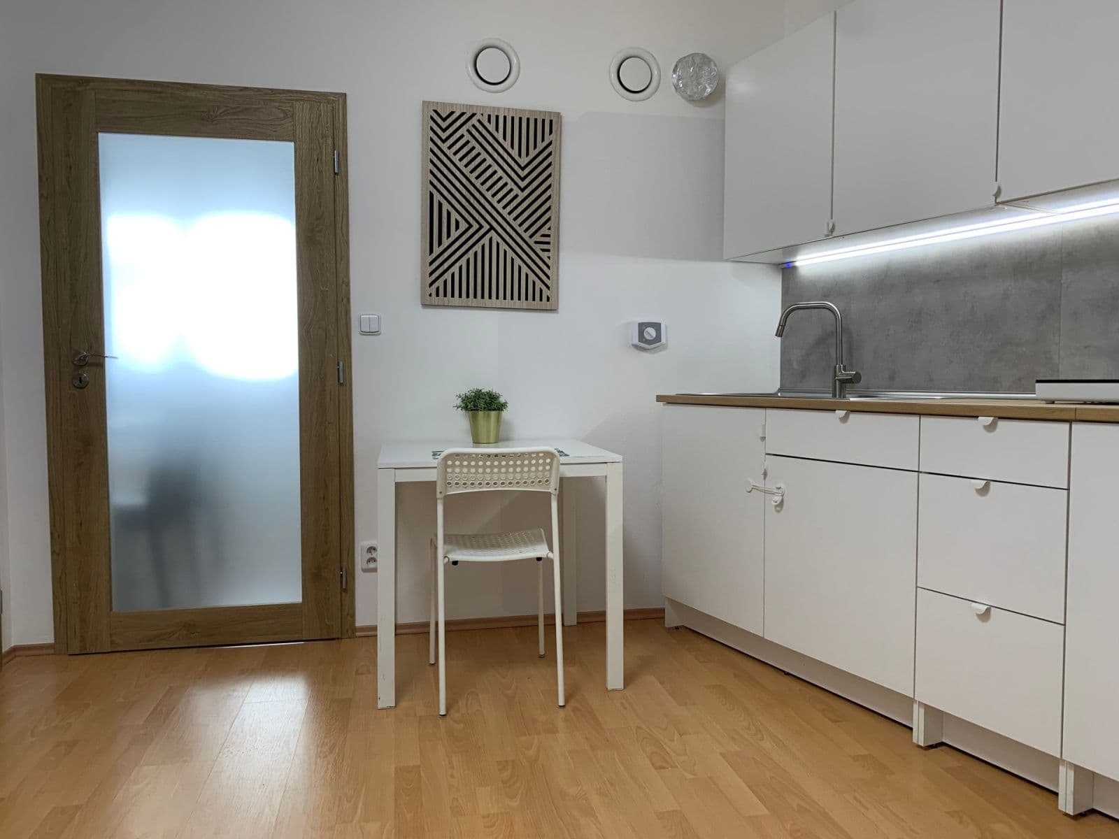 Prenájom bytu 4-izbový 17 m², Mickiewiczova, Bratislava - mestská časť Staré Mesto, Bratislavský kraj Prenájom bytu 4-izbový 17 m², Mickiewiczova, Bratislava - mestská časť Staré Mesto, Bratislavský kraj