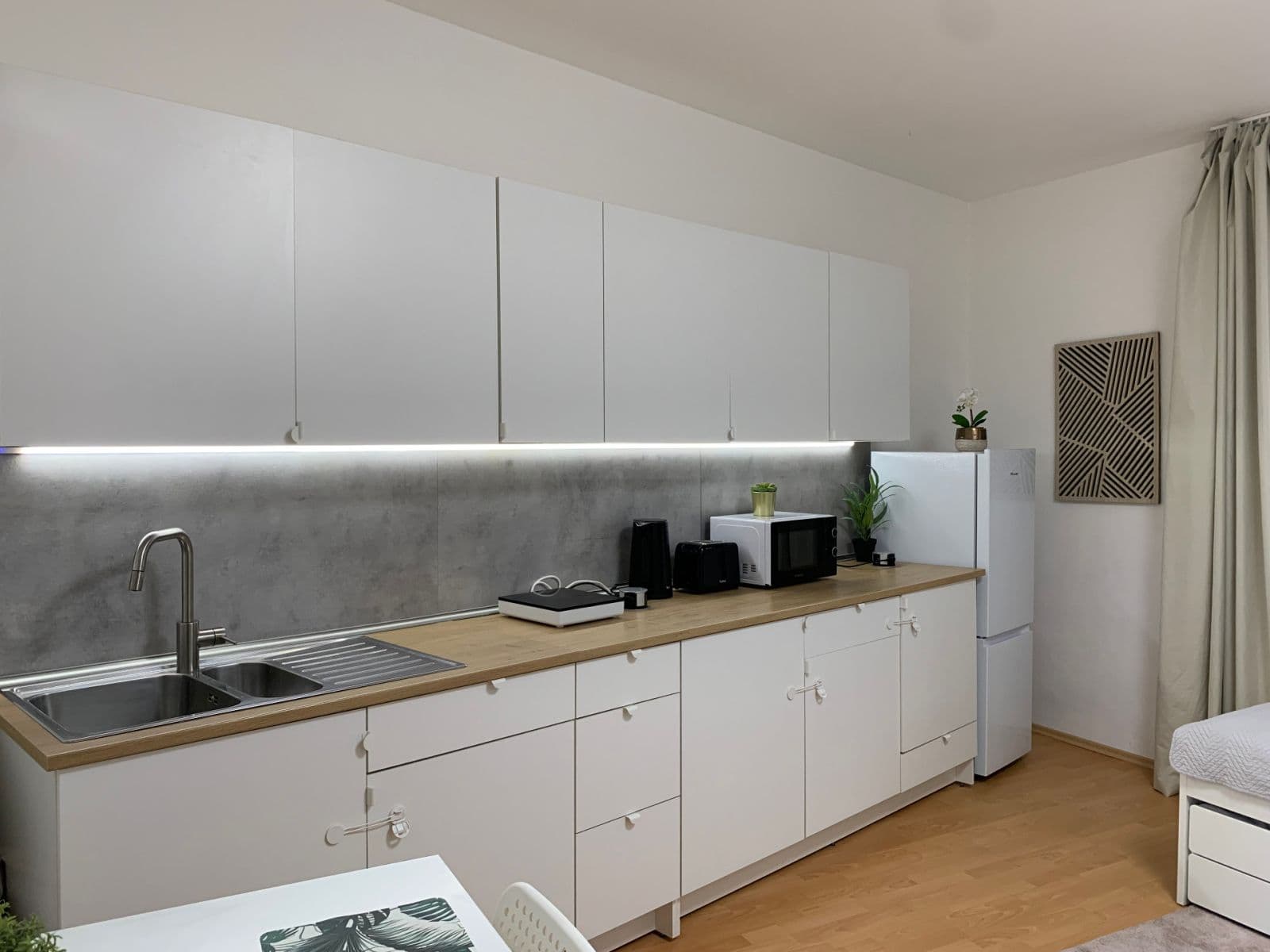 Prenájom bytu 4-izbový 17 m², Mickiewiczova, Bratislava - mestská časť Staré Mesto, Bratislavský kraj Prenájom bytu 4-izbový 17 m², Mickiewiczova, Bratislava - mestská časť Staré Mesto, Bratislavský kraj
