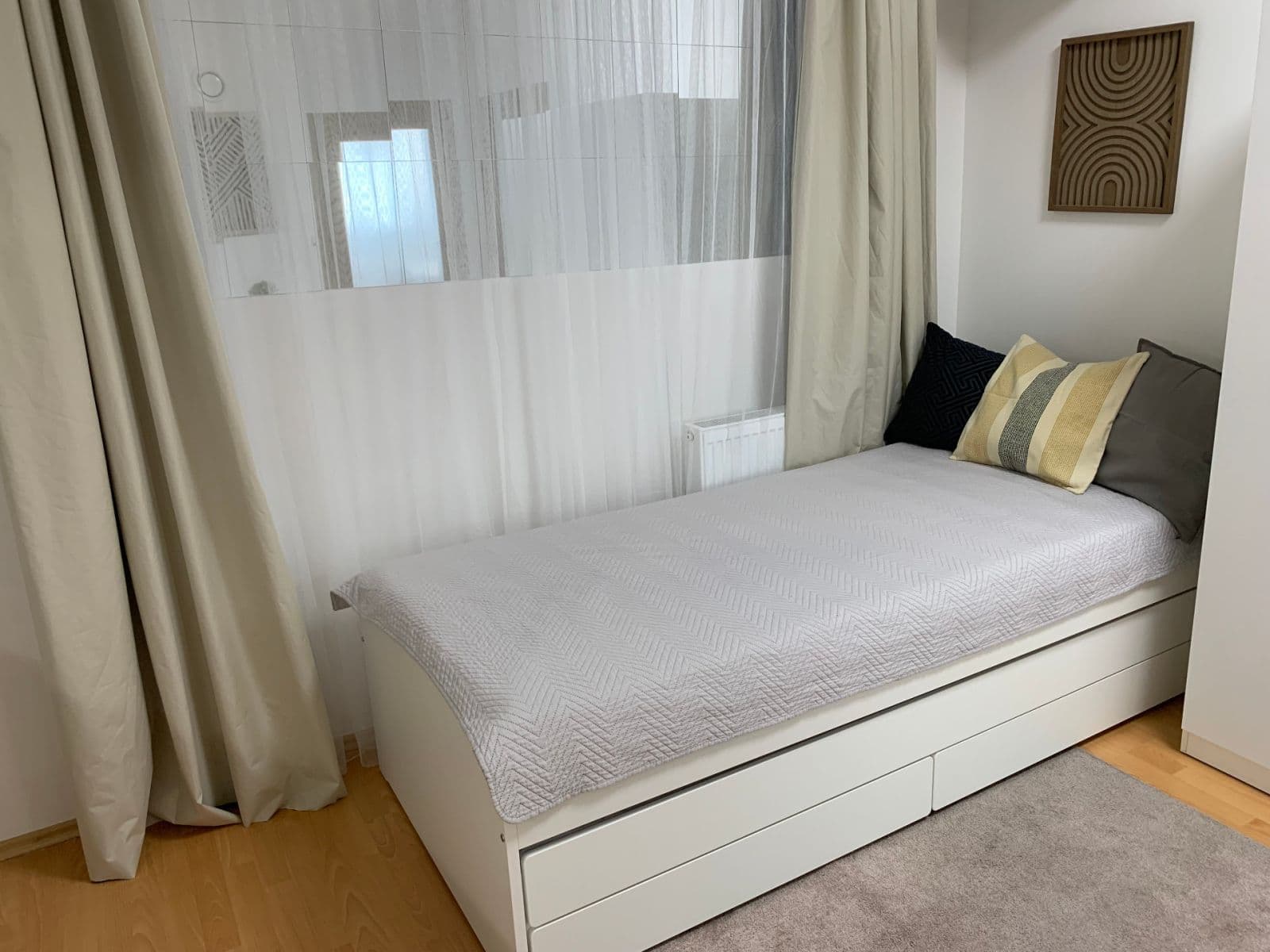 Prenájom bytu 4-izbový 17 m², Mickiewiczova, Bratislava - mestská časť Staré Mesto, Bratislavský kraj Prenájom bytu 4-izbový 17 m², Mickiewiczova, Bratislava - mestská časť Staré Mesto, Bratislavský kraj