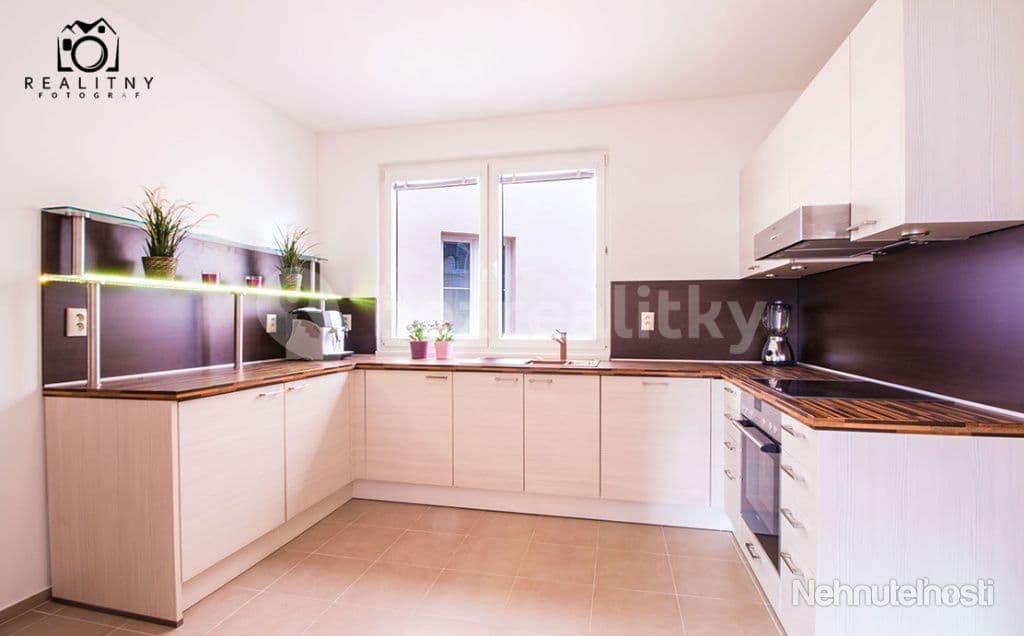 Prenájom bytu 3-izbový 95 m², Mickiewiczova, Bratislava - mestská časť Staré Mesto, Bratislavský kraj Prenájom bytu 3-izbový 95 m², Mickiewiczova, Bratislava - mestská časť Staré Mesto, Bratislavský kraj