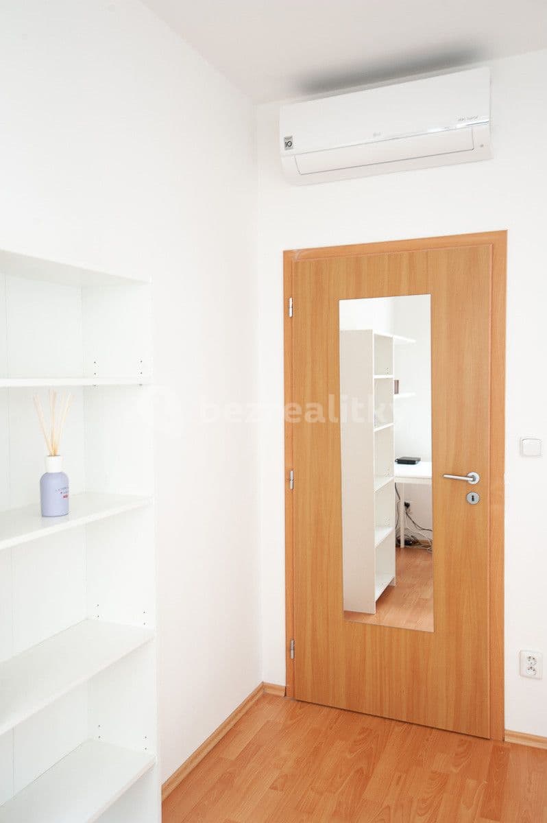 Prenájom bytu 3-izbový 95 m², Mickiewiczova, Bratislava - mestská časť Staré Mesto, Bratislavský kraj Prenájom bytu 3-izbový 95 m², Mickiewiczova, Bratislava - mestská časť Staré Mesto, Bratislavský kraj