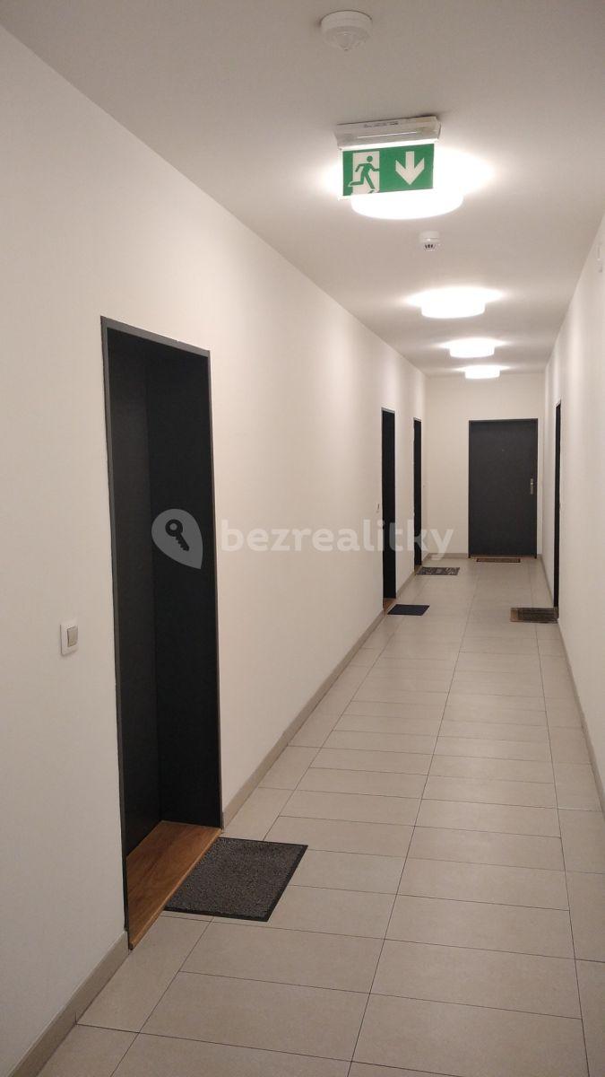 Prenájom bytu 1-izbový 31 m², Škrábkových, Praha, Praha