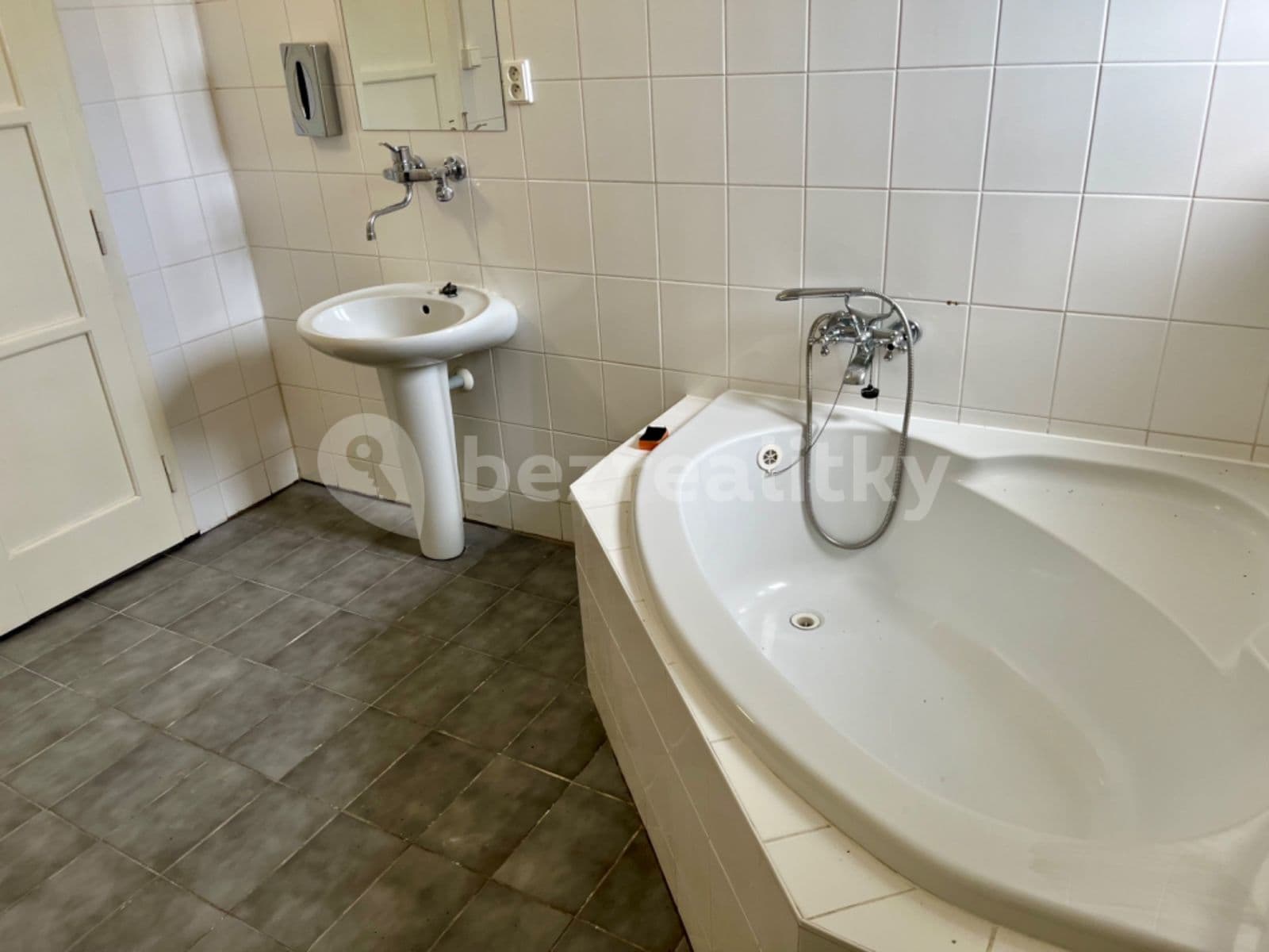 Prenájom bytu 7-izbový 250 m², Trojanova, Praha, Praha Prenájom bytu 7-izbový 250 m², Trojanova, Praha, Praha