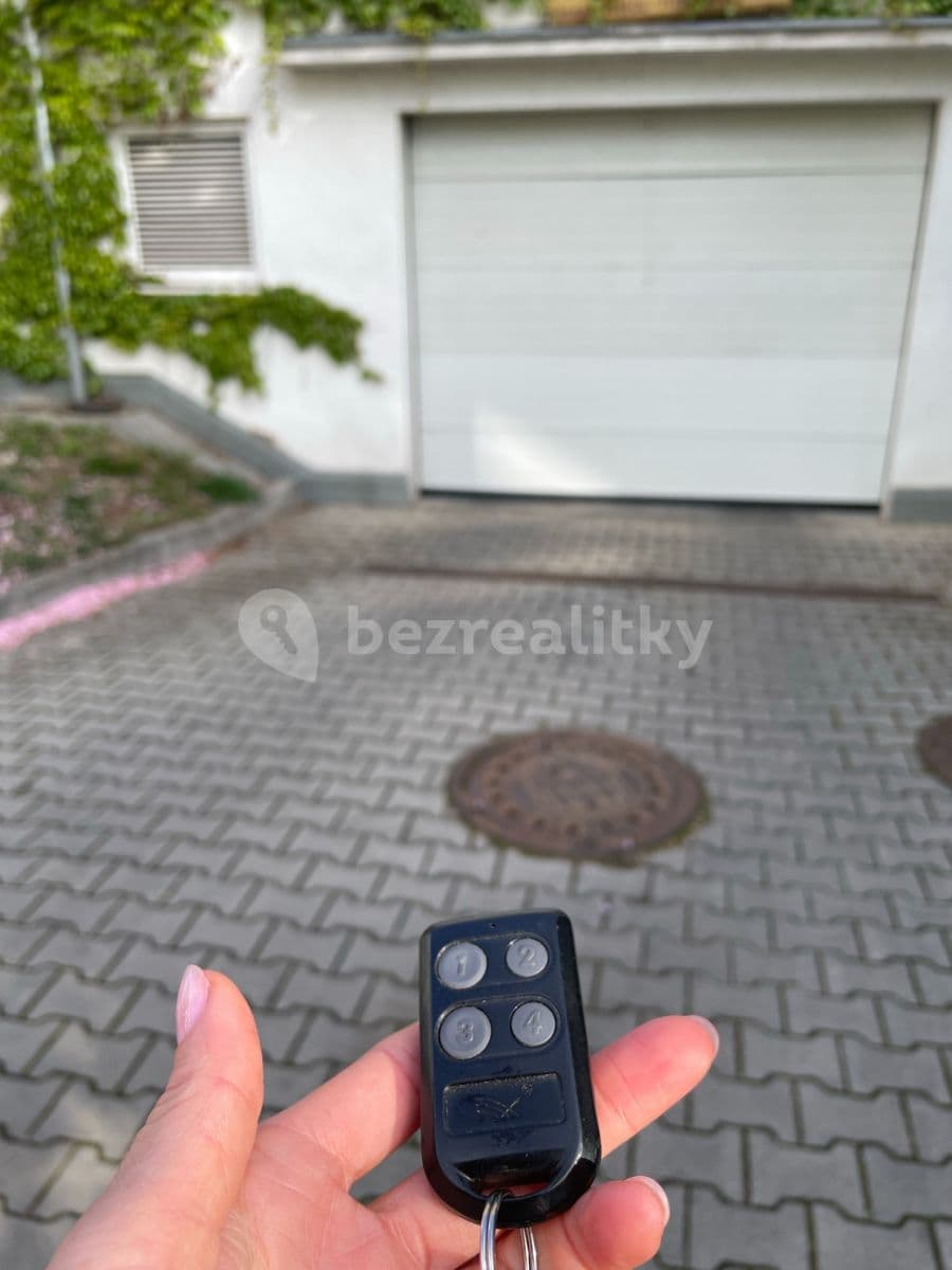 Prenájom garáže 17 m², Wiesenthalova, Praha, Praha Prenájom garáže 17 m², Wiesenthalova, Praha, Praha