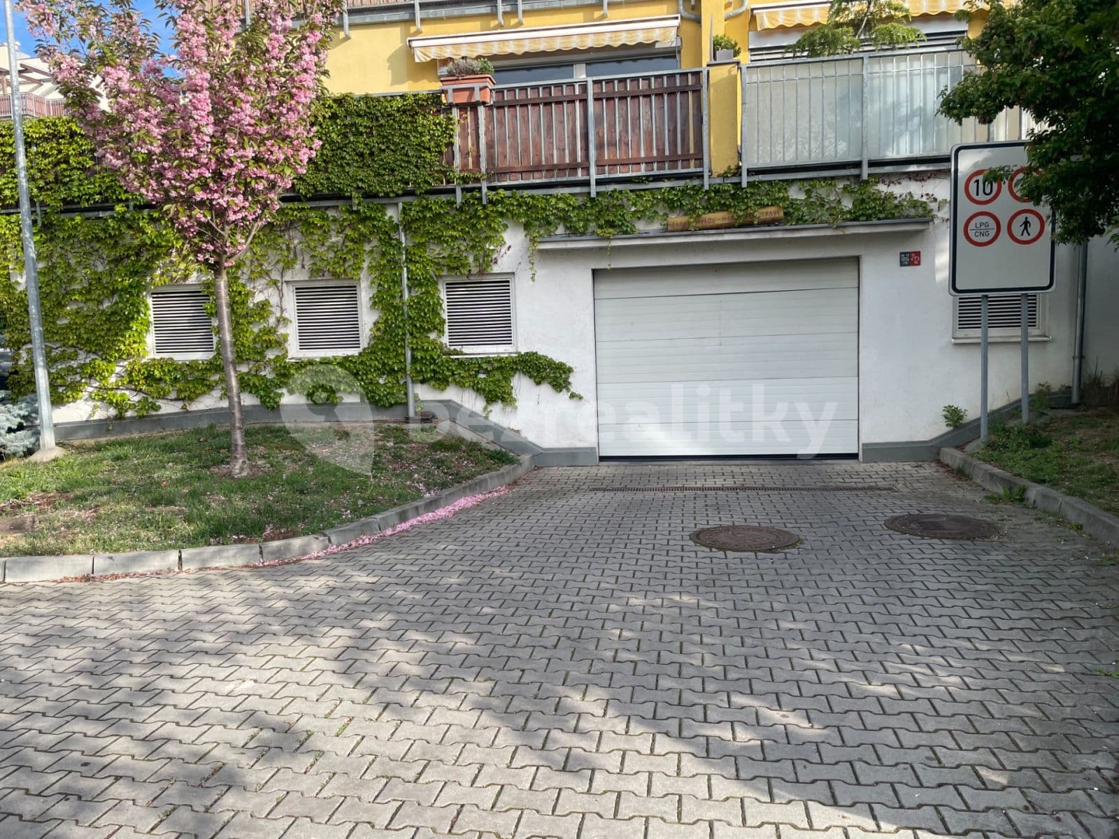 Prenájom garáže 17 m², Wiesenthalova, Praha, Praha Prenájom garáže 17 m², Wiesenthalova, Praha, Praha