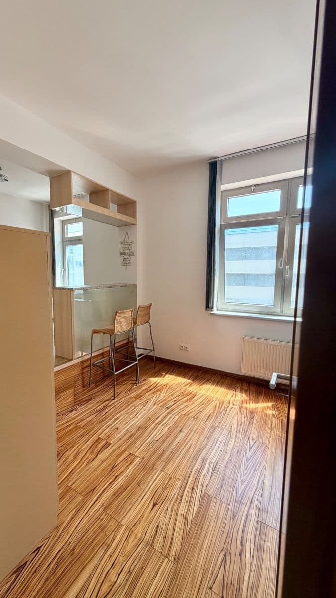 Prenájom bytu Garsoniéra 39 m², Českomoravská, Praha, Praha Prenájom bytu Garsoniéra 39 m², Českomoravská, Praha, Praha