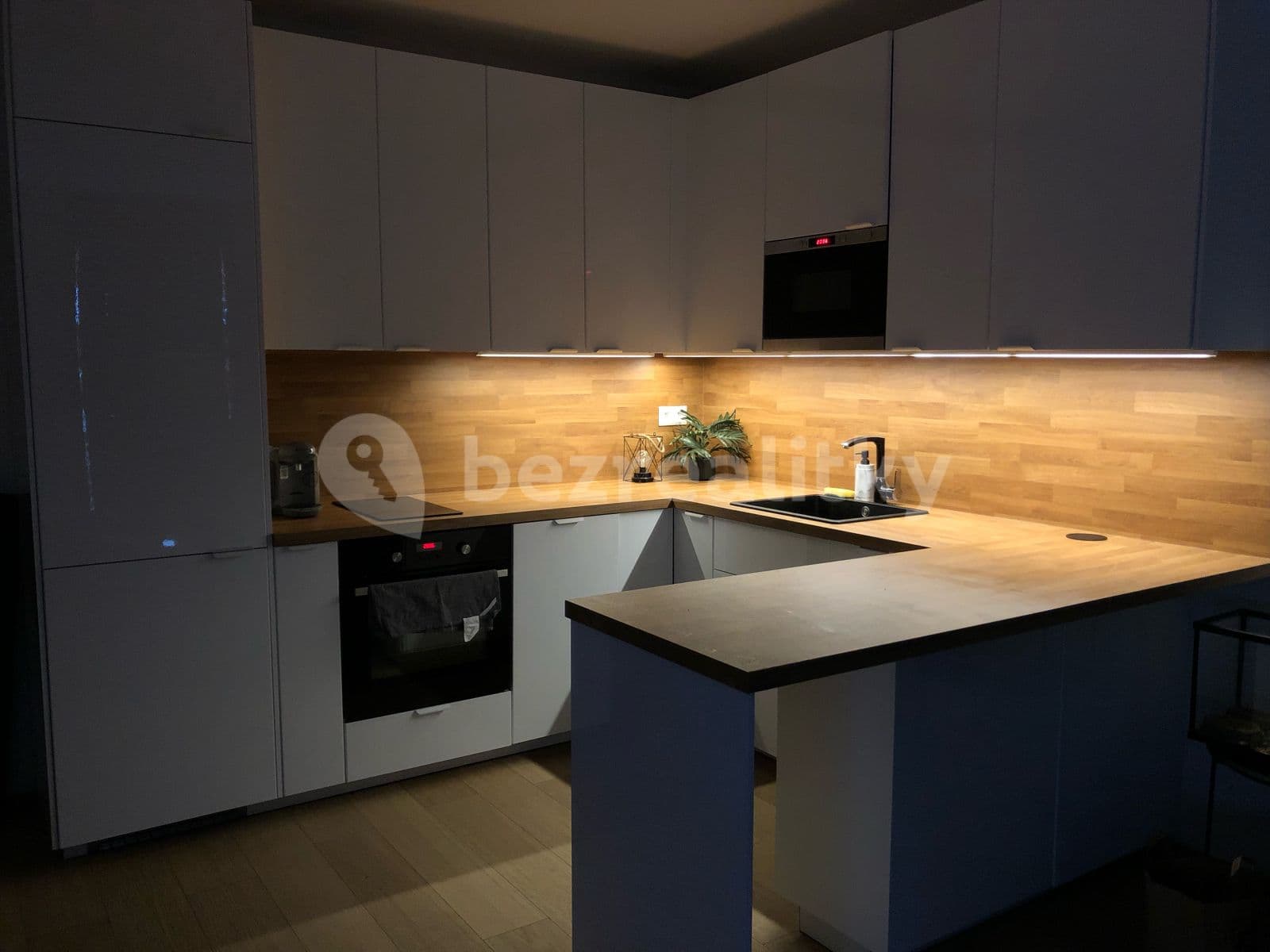 Prenájom bytu 1-izbový 41 m², Vrátnická, Praha, Praha Prenájom bytu 1-izbový 41 m², Vrátnická, Praha, Praha