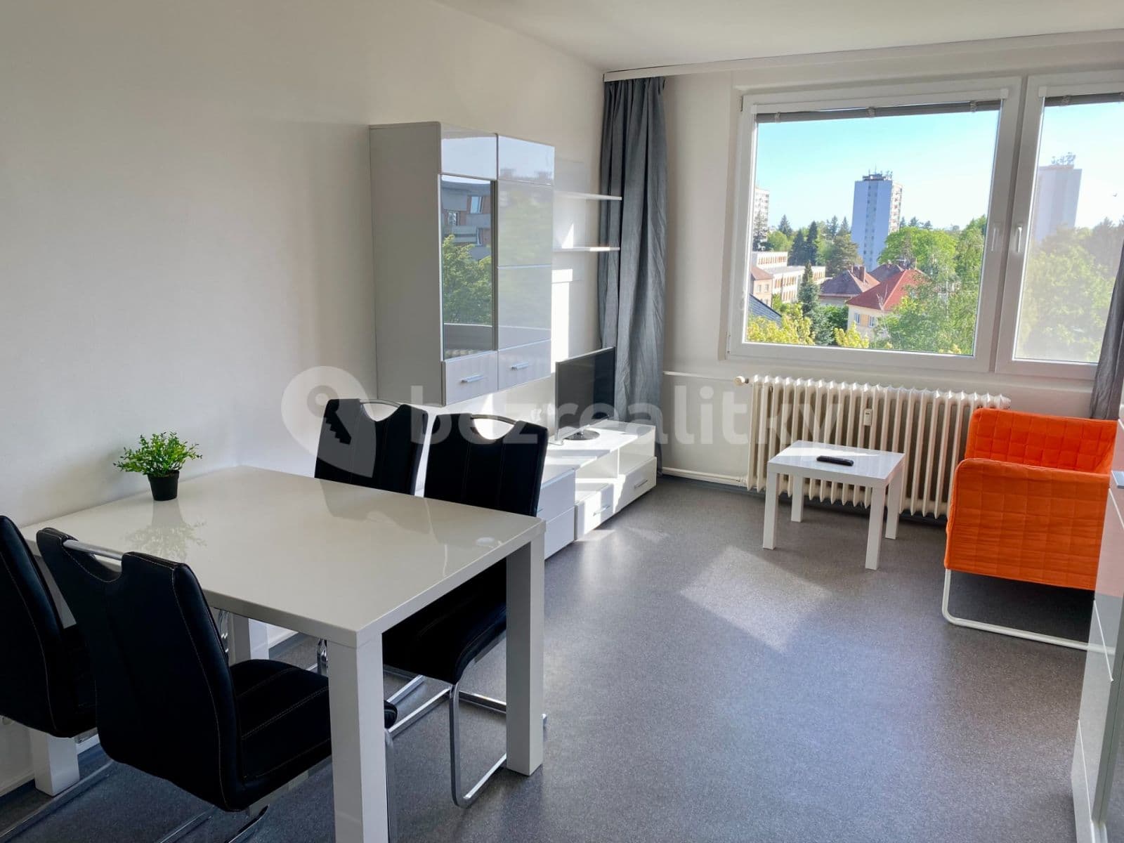 Prenájom bytu 2-izbový 35 m², Veverkova, Hradec Králové, Královéhradecký kraj Prenájom bytu 2-izbový 35 m², Veverkova, Hradec Králové, Královéhradecký kraj