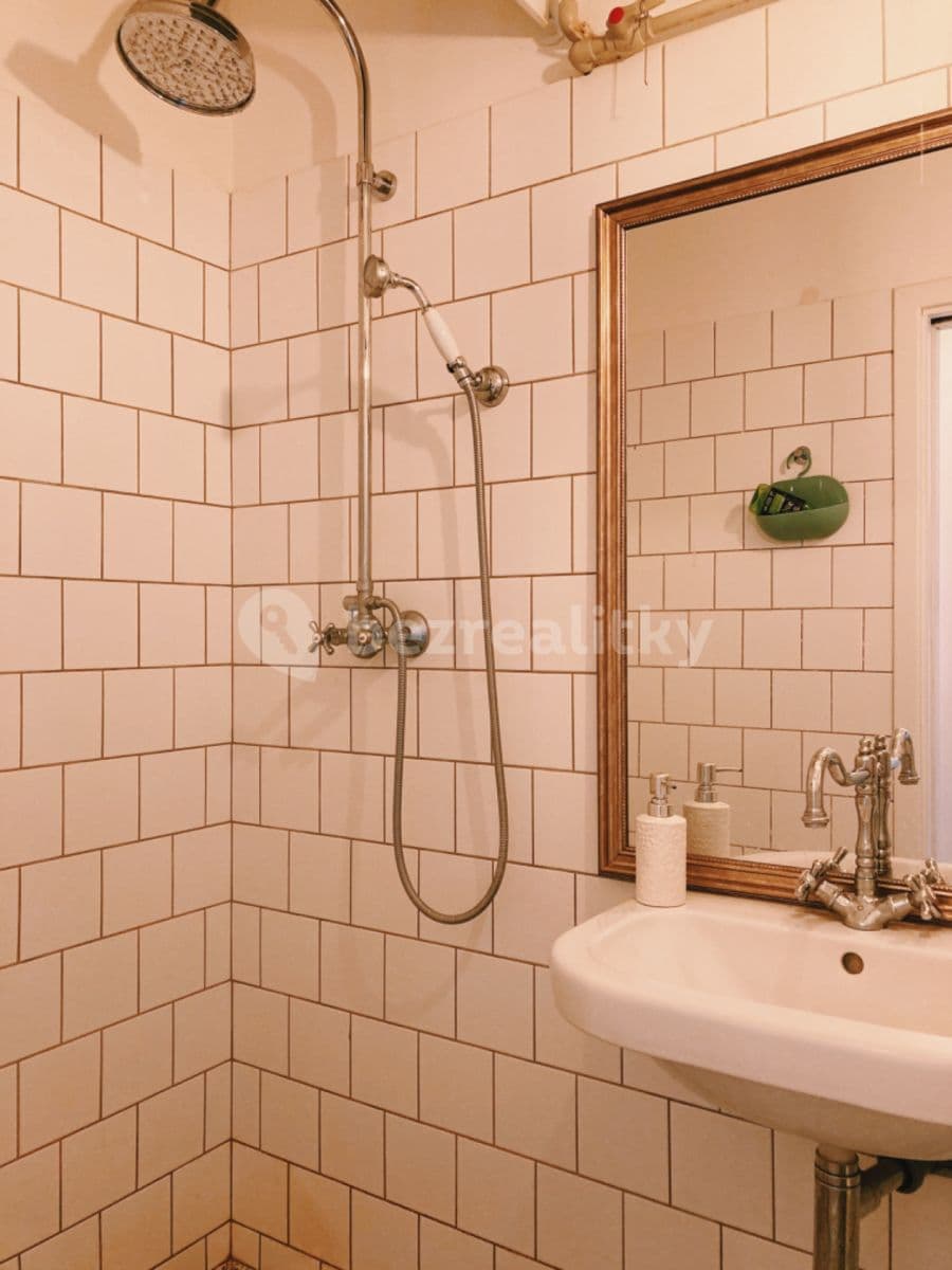 Prenájom bytu 1-izbový 34 m², Vrchlického náměstí, Rakovník, Středočeský kraj Prenájom bytu 1-izbový 34 m², Vrchlického náměstí, Rakovník, Středočeský kraj