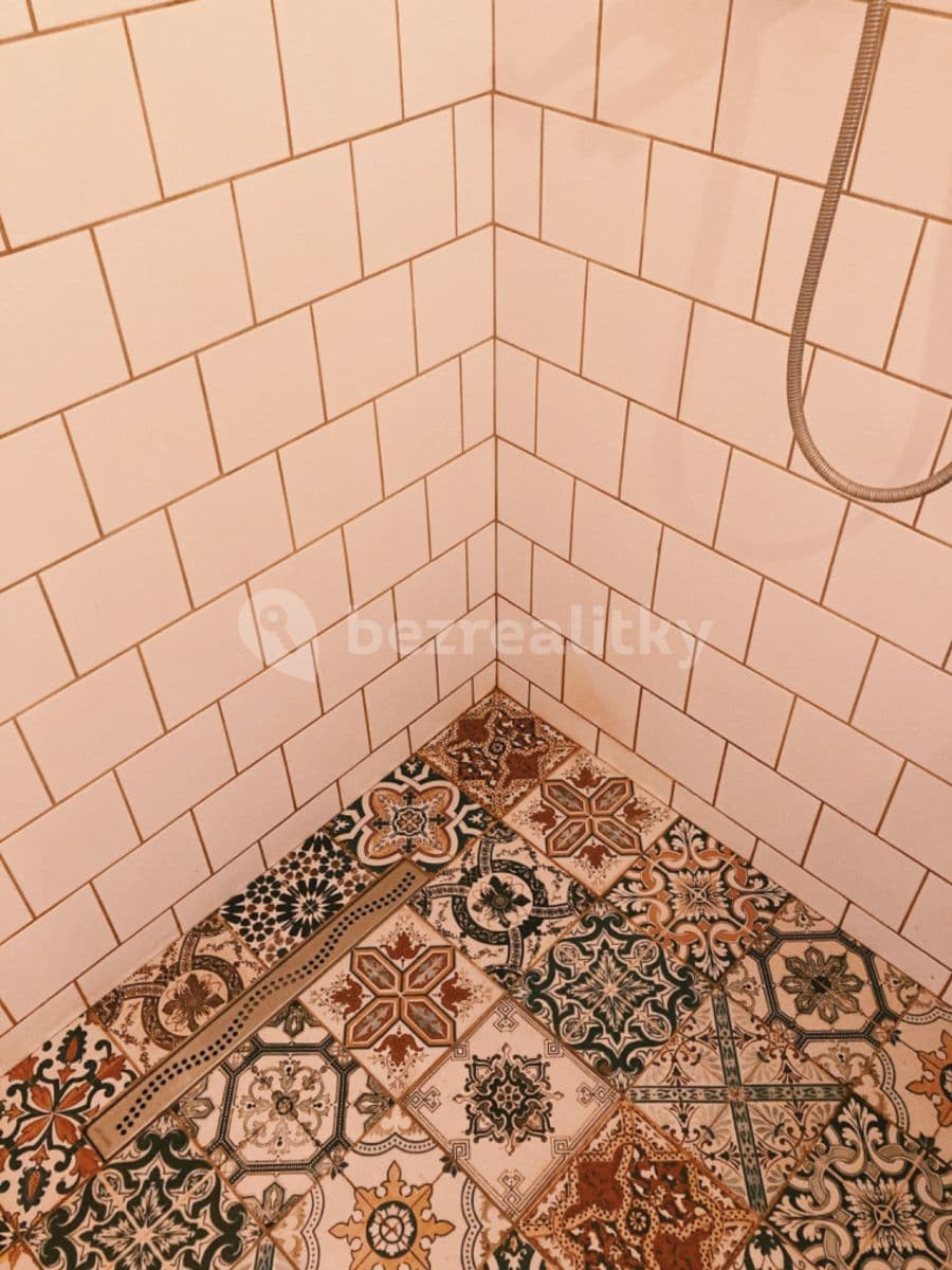 Prenájom bytu 1-izbový 34 m², Vrchlického náměstí, Rakovník, Středočeský kraj Prenájom bytu 1-izbový 34 m², Vrchlického náměstí, Rakovník, Středočeský kraj