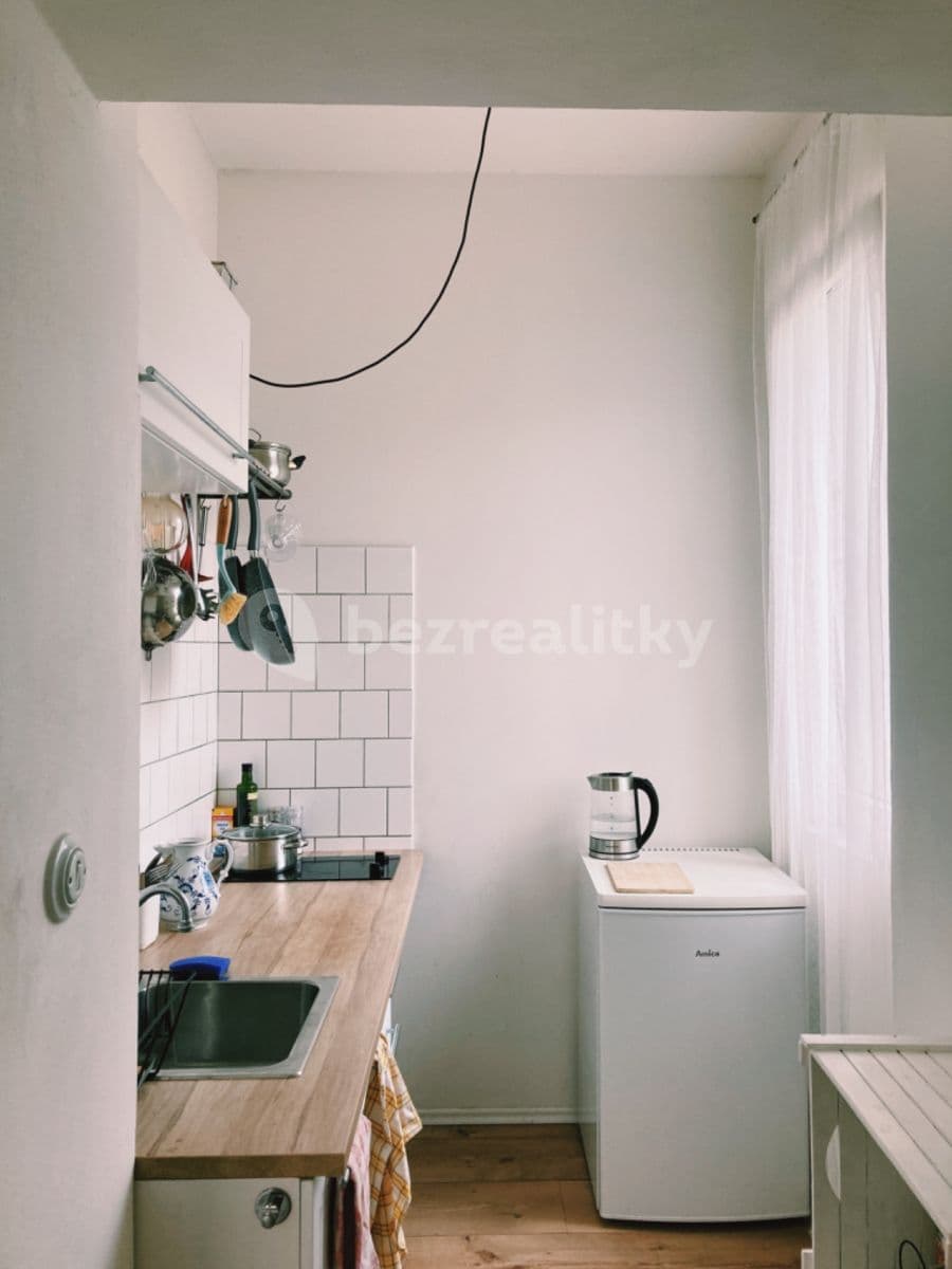 Prenájom bytu 1-izbový 34 m², Vrchlického náměstí, Rakovník, Středočeský kraj Prenájom bytu 1-izbový 34 m², Vrchlického náměstí, Rakovník, Středočeský kraj