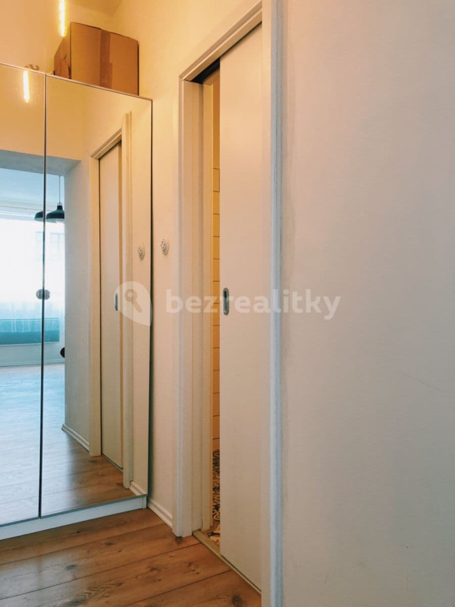 Prenájom bytu 1-izbový 34 m², Vrchlického náměstí, Rakovník, Středočeský kraj Prenájom bytu 1-izbový 34 m², Vrchlického náměstí, Rakovník, Středočeský kraj