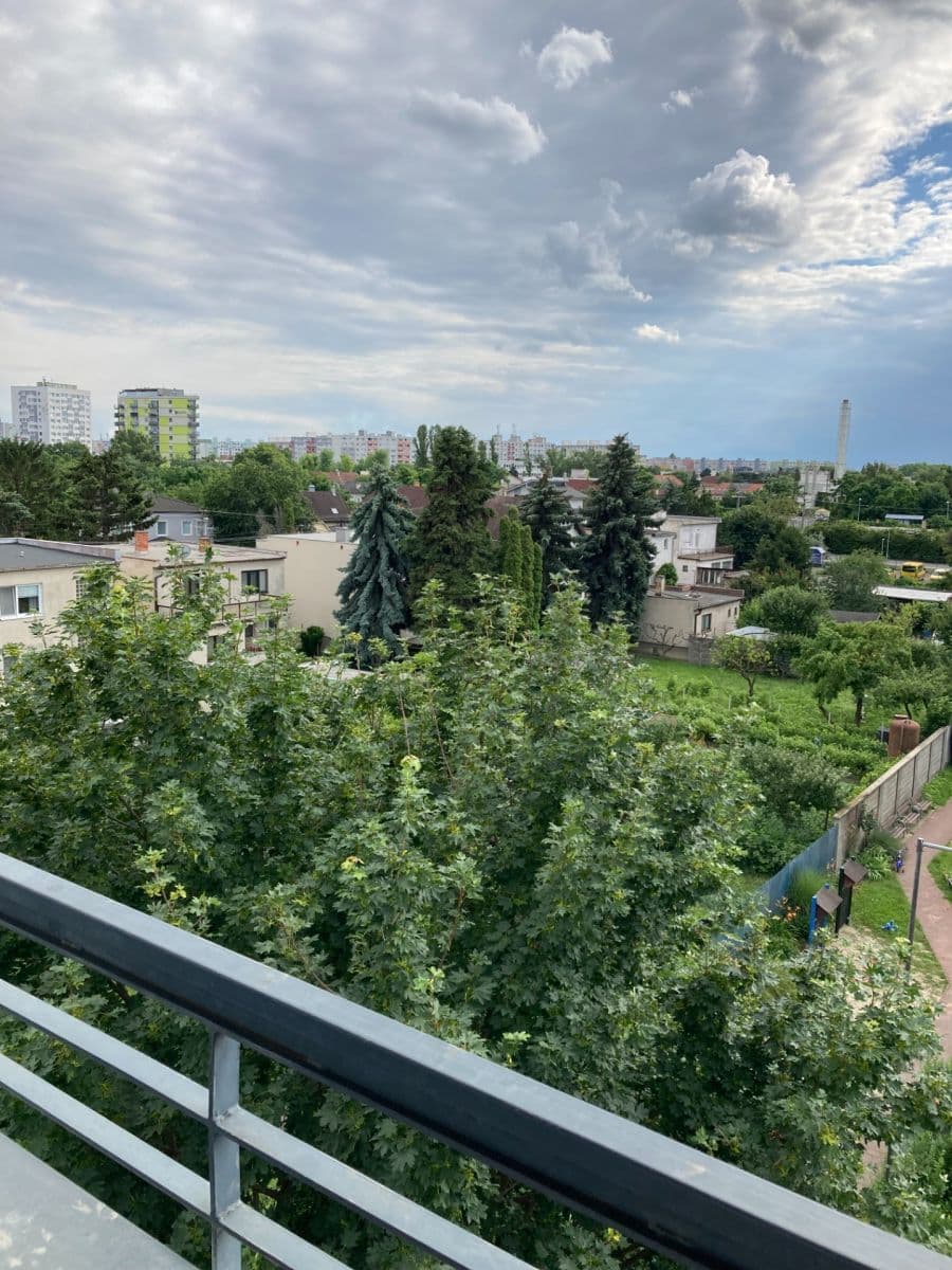 Prenájom bytu 2-izbový 45 m², Píniová, Vrakuňa, Bratislavský kraj Prenájom bytu 2-izbový 45 m², Píniová, Vrakuňa, Bratislavský kraj