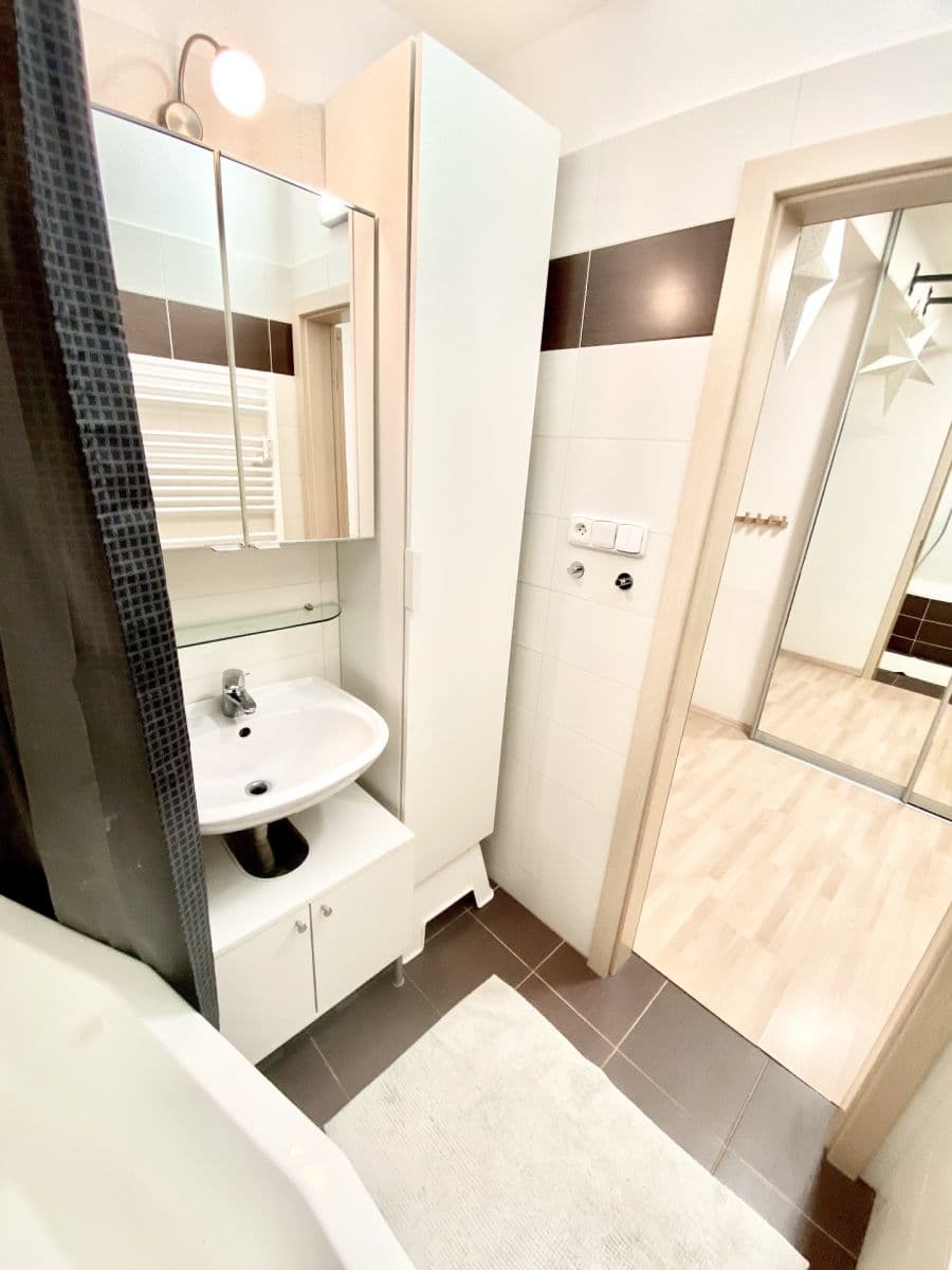 Prenájom bytu 2-izbový 50 m², Sámova, Praha, Praha Prenájom bytu 2-izbový 50 m², Sámova, Praha, Praha