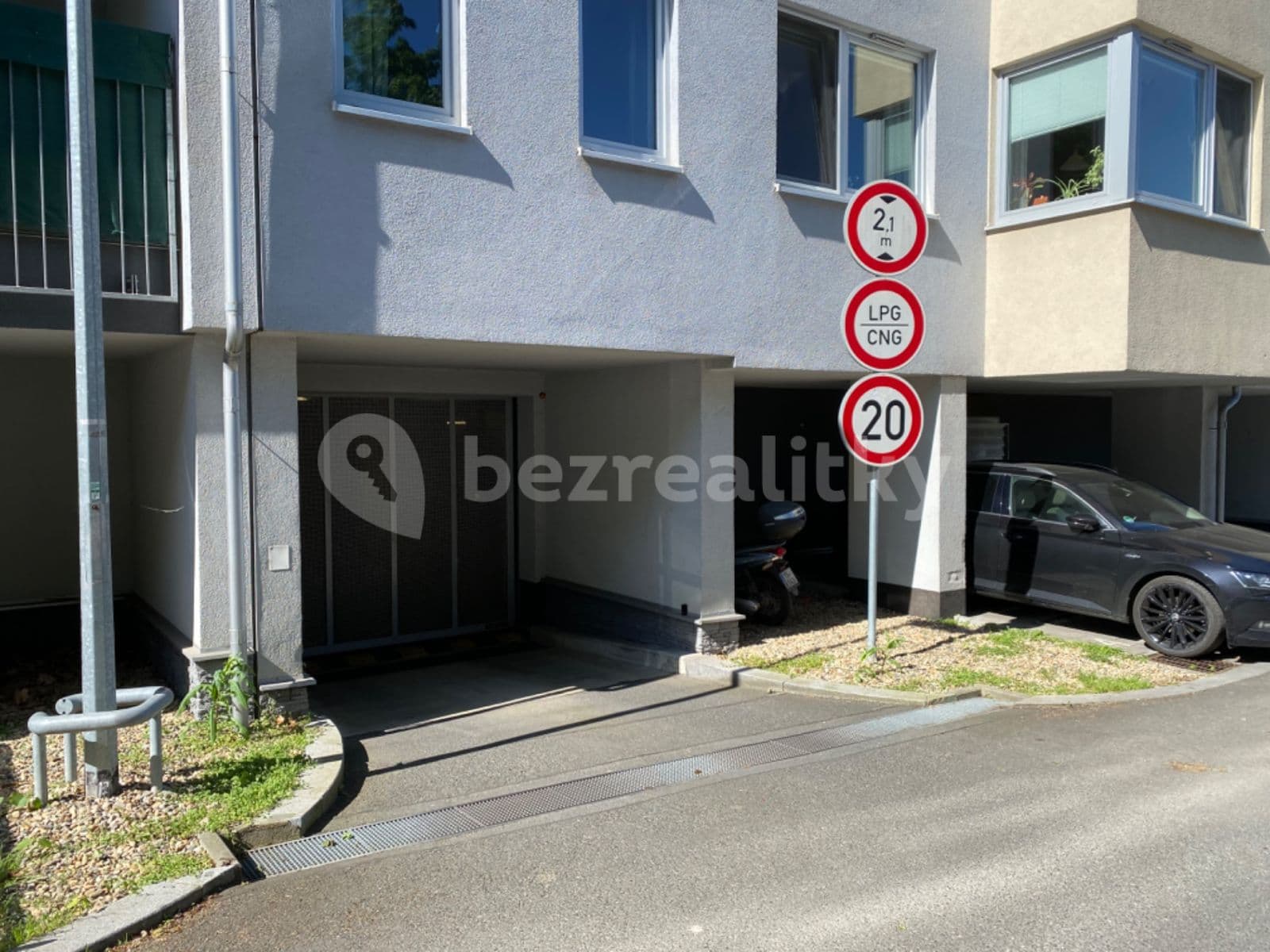 Prenájom garáže 12 m², Jednořadá, Praha, Praha Prenájom garáže 12 m², Jednořadá, Praha, Praha