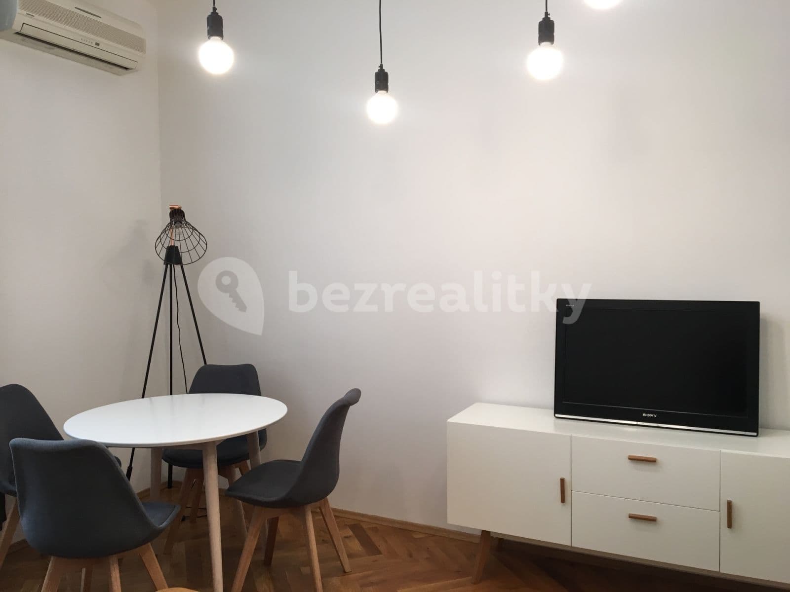 Prenájom bytu 2-izbový 47 m², Rašínovo nábřeží, Praha, Praha Prenájom bytu 2-izbový 47 m², Rašínovo nábřeží, Praha, Praha