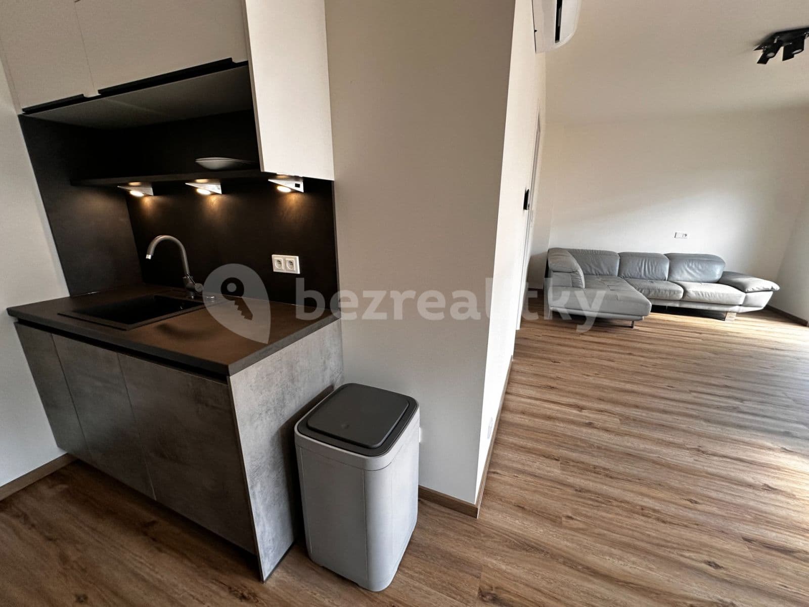 Prenájom domu 107 m², pozemok 189 m², Hůlkova, Praha, Praha Prenájom domu 107 m², pozemok 189 m², Hůlkova, Praha, Praha