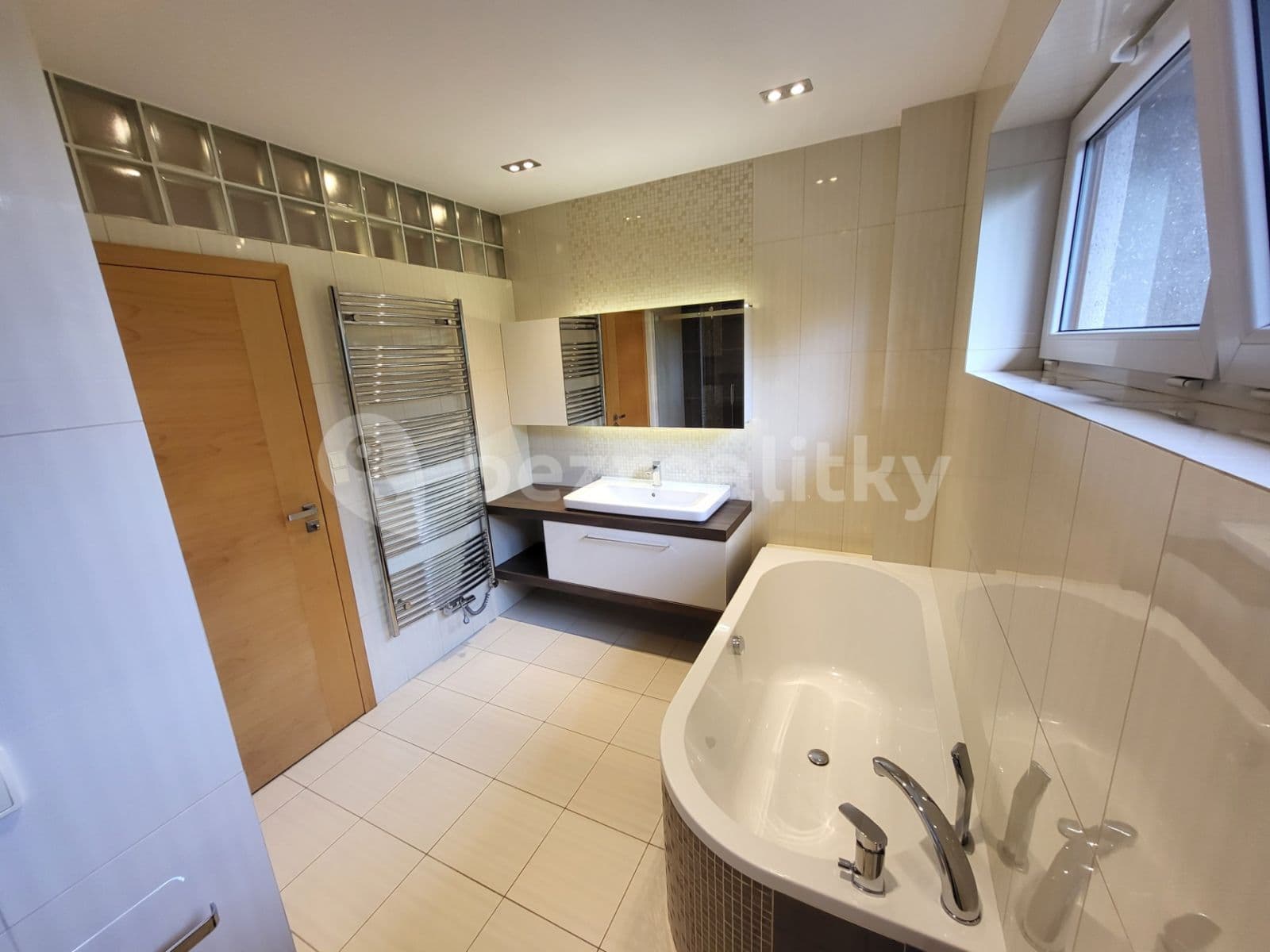 Prenájom bytu 3-izbový 91 m², Jiřího Purkyně, Hradec Králové, Královéhradecký kraj Prenájom bytu 3-izbový 91 m², Jiřího Purkyně, Hradec Králové, Královéhradecký kraj