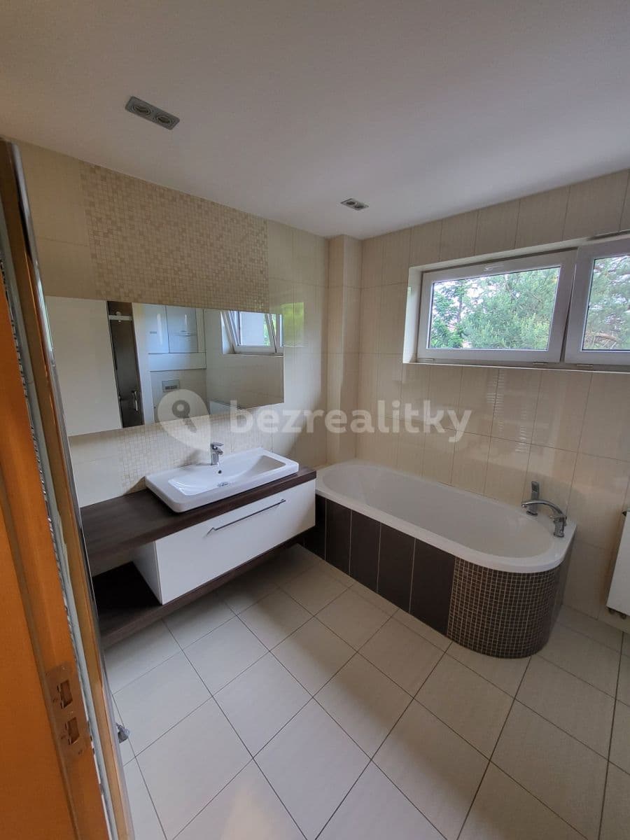 Prenájom bytu 3-izbový 91 m², Jiřího Purkyně, Hradec Králové, Královéhradecký kraj Prenájom bytu 3-izbový 91 m², Jiřího Purkyně, Hradec Králové, Královéhradecký kraj