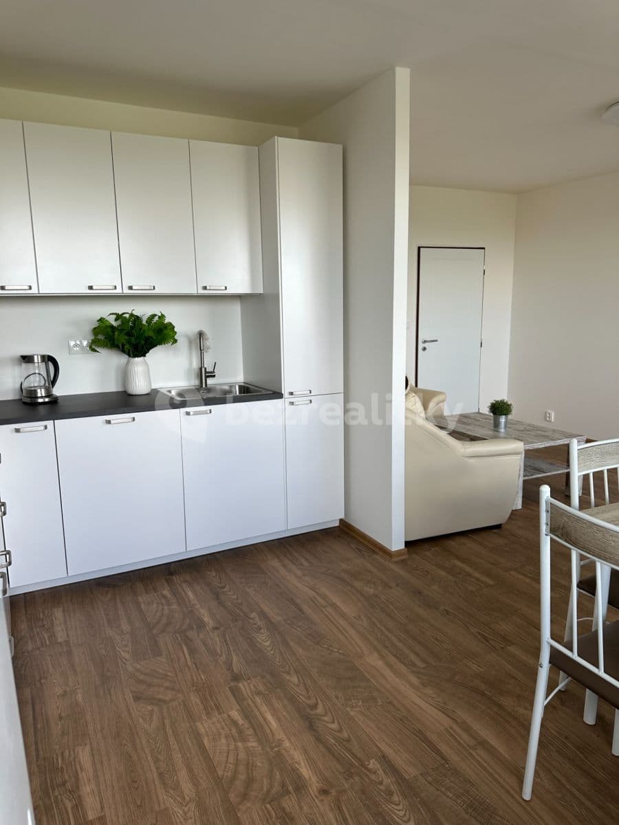 Prenájom bytu 3-izbový 73 m², Zárybská, Praha, Praha Prenájom bytu 3-izbový 73 m², Zárybská, Praha, Praha