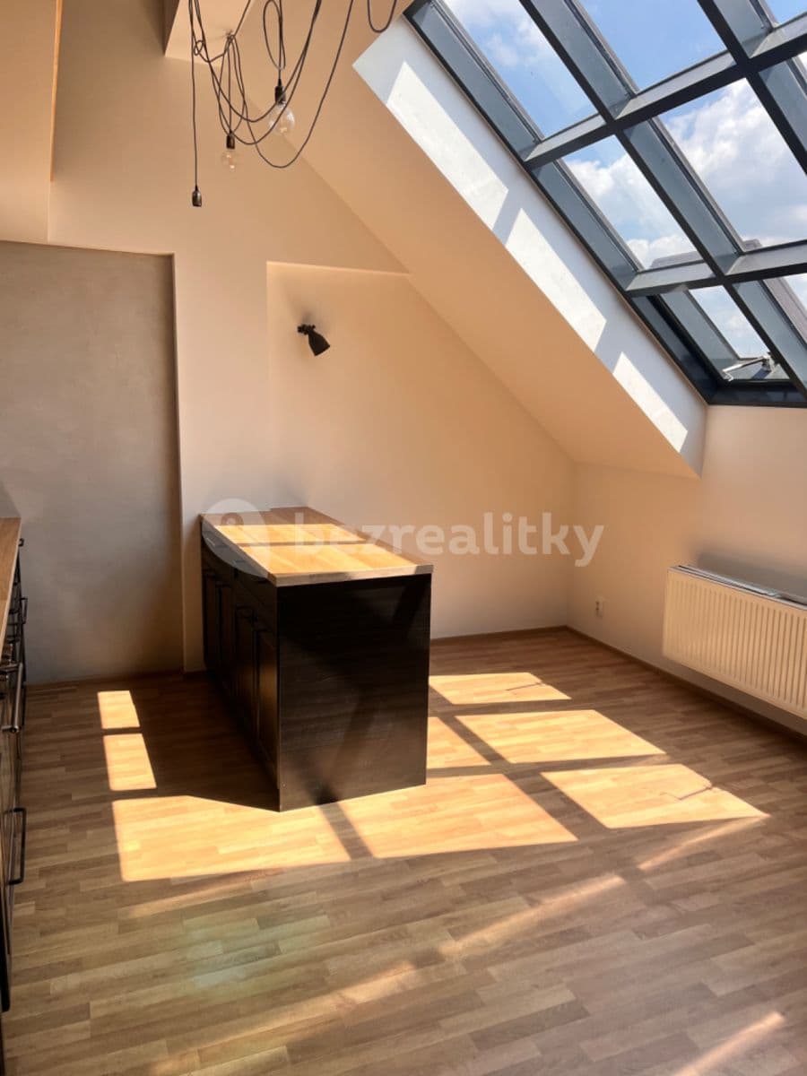 Prenájom bytu 3-izbový 70 m², 28. pluku, Praha, Praha Prenájom bytu 3-izbový 70 m², 28. pluku, Praha, Praha
