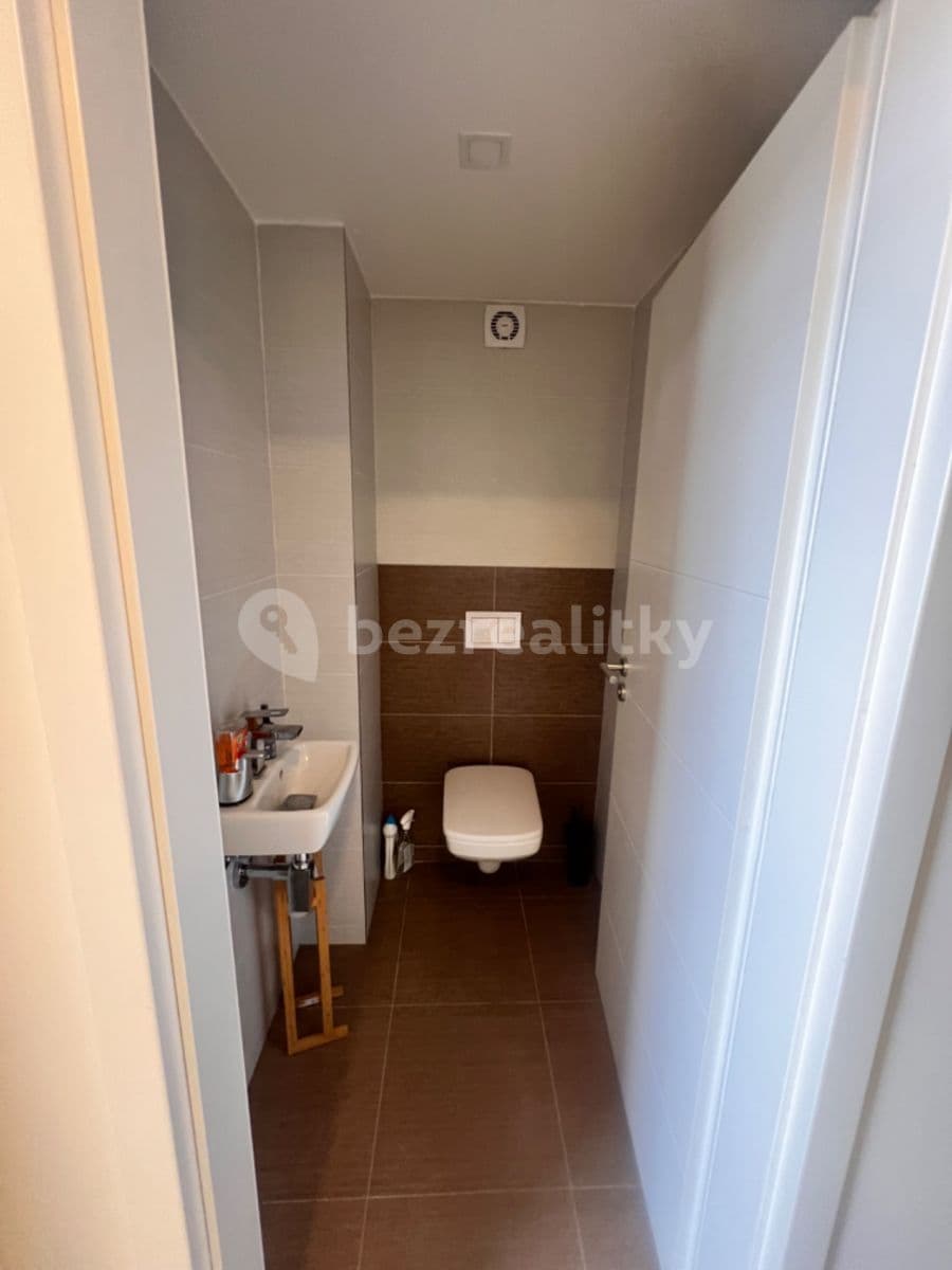 Prenájom bytu 3-izbový 70 m², 28. pluku, Praha, Praha Prenájom bytu 3-izbový 70 m², 28. pluku, Praha, Praha