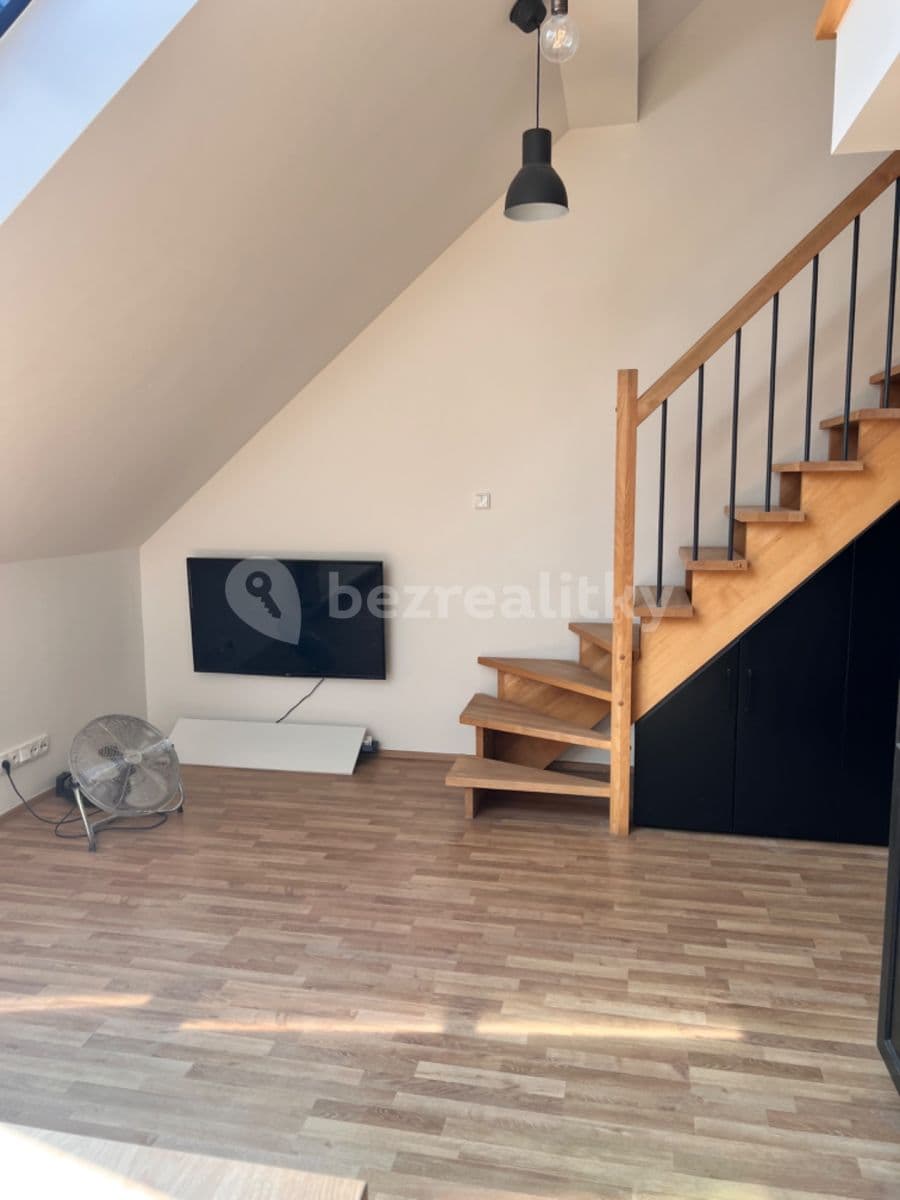 Prenájom bytu 3-izbový 70 m², 28. pluku, Praha, Praha Prenájom bytu 3-izbový 70 m², 28. pluku, Praha, Praha
