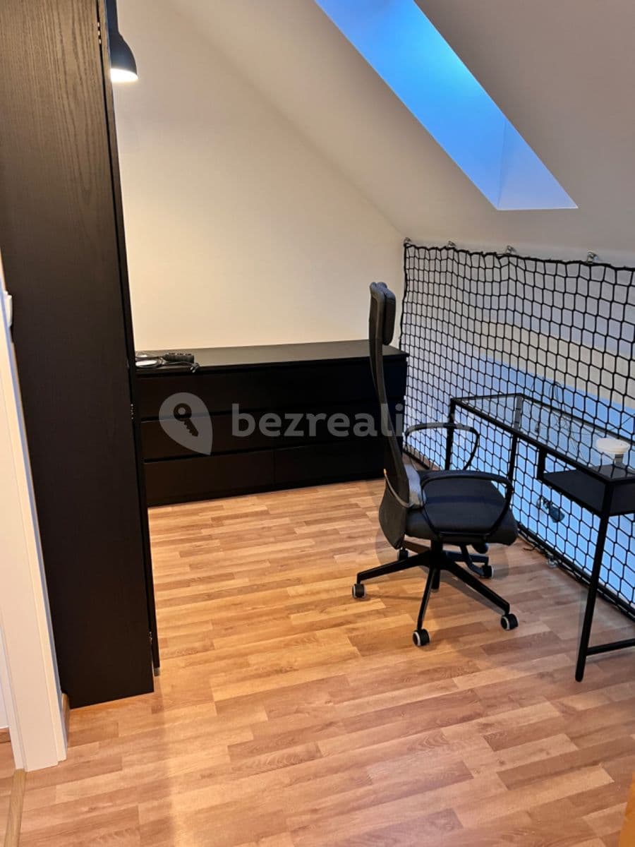 Prenájom bytu 3-izbový 70 m², 28. pluku, Praha, Praha Prenájom bytu 3-izbový 70 m², 28. pluku, Praha, Praha