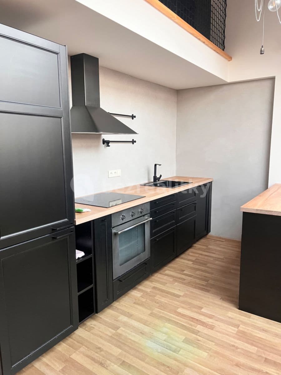 Prenájom bytu 3-izbový 70 m², 28. pluku, Praha, Praha Prenájom bytu 3-izbový 70 m², 28. pluku, Praha, Praha