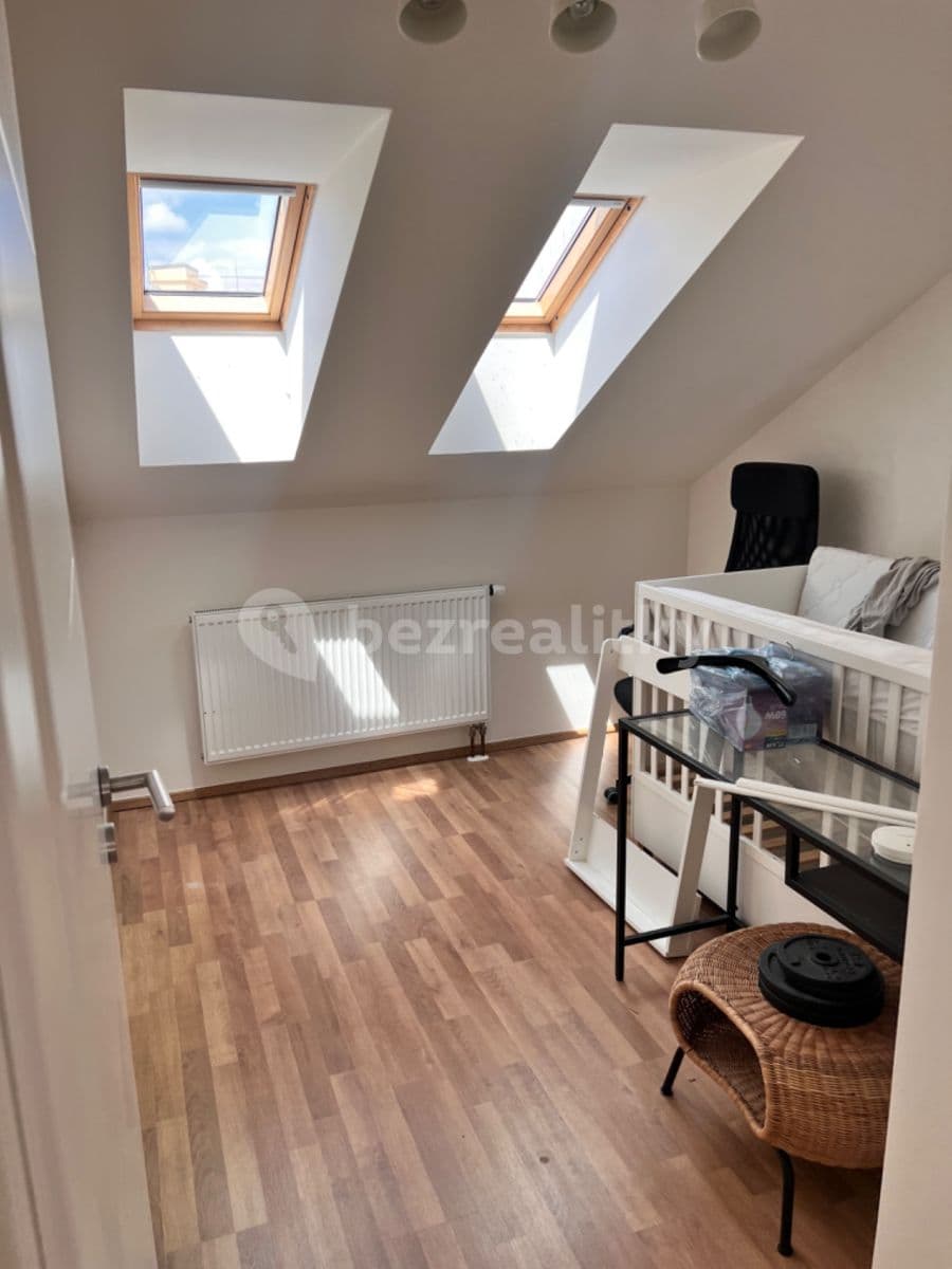 Prenájom bytu 3-izbový 70 m², 28. pluku, Praha, Praha Prenájom bytu 3-izbový 70 m², 28. pluku, Praha, Praha