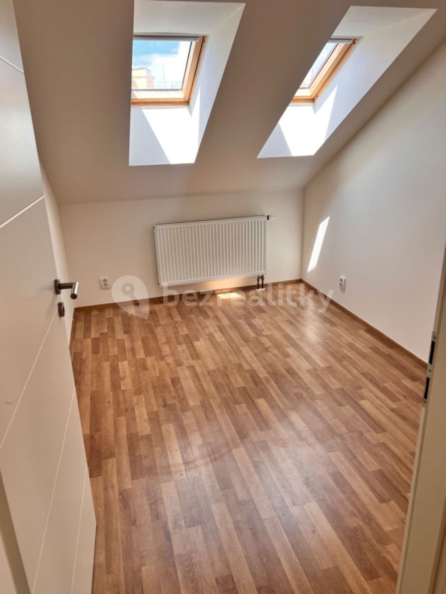 Prenájom bytu 3-izbový 70 m², 28. pluku, Praha, Praha Prenájom bytu 3-izbový 70 m², 28. pluku, Praha, Praha